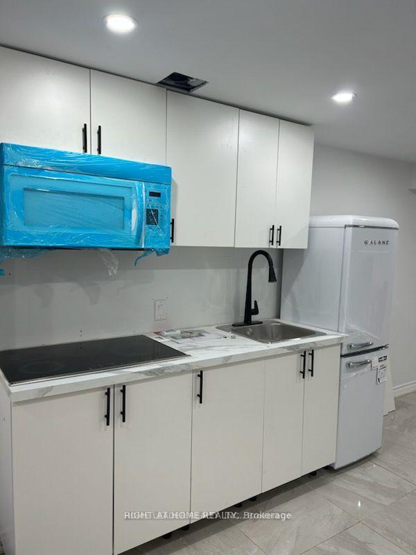 Photo 5 of Unit Bsmnt#2, 16 Gilbank Drive, Aurora, Aurora Heights — HOMEH