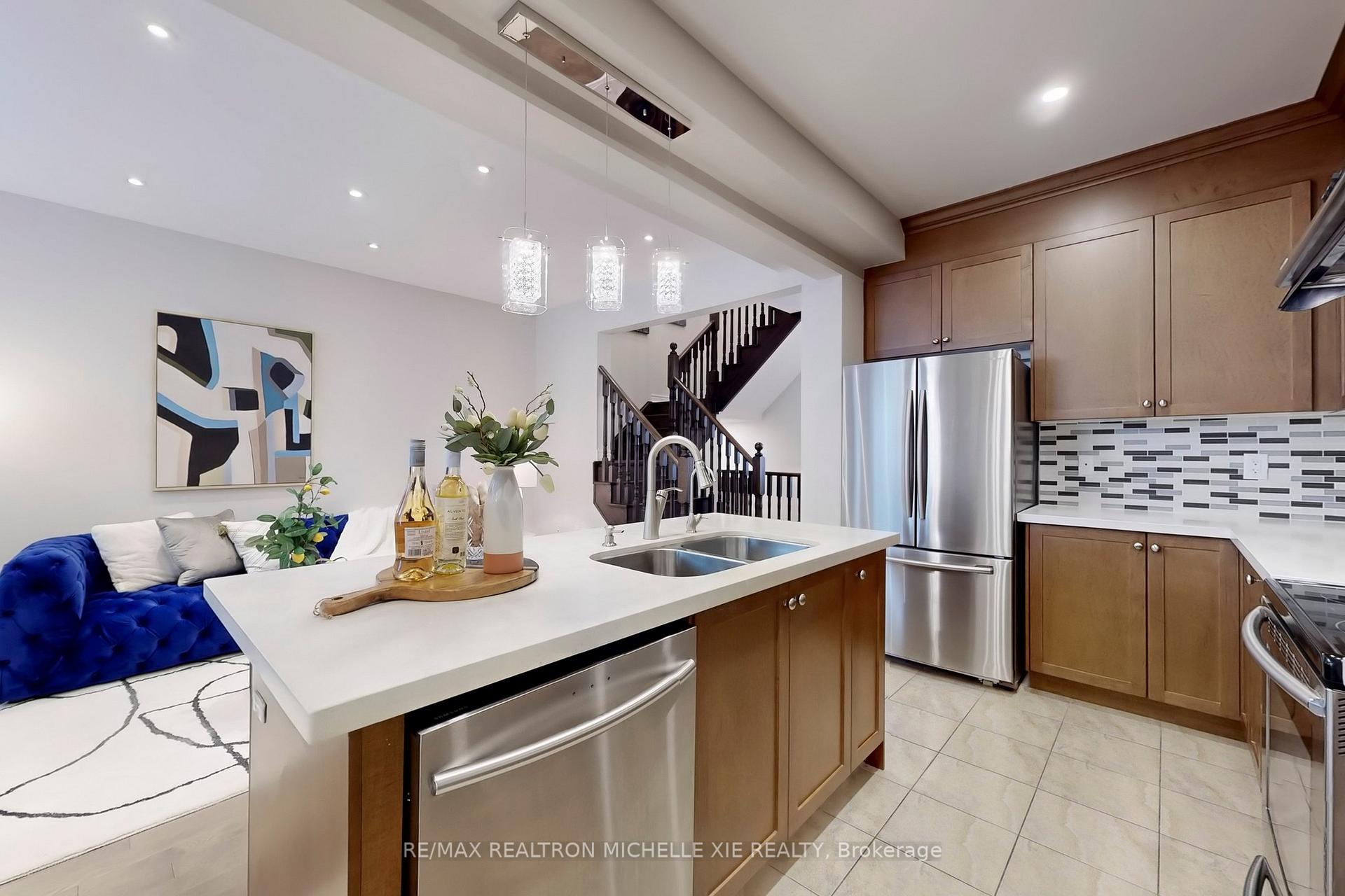 Photo 16 of 134 William Berczy Boulevard, Markham, Berczy — HOMEH