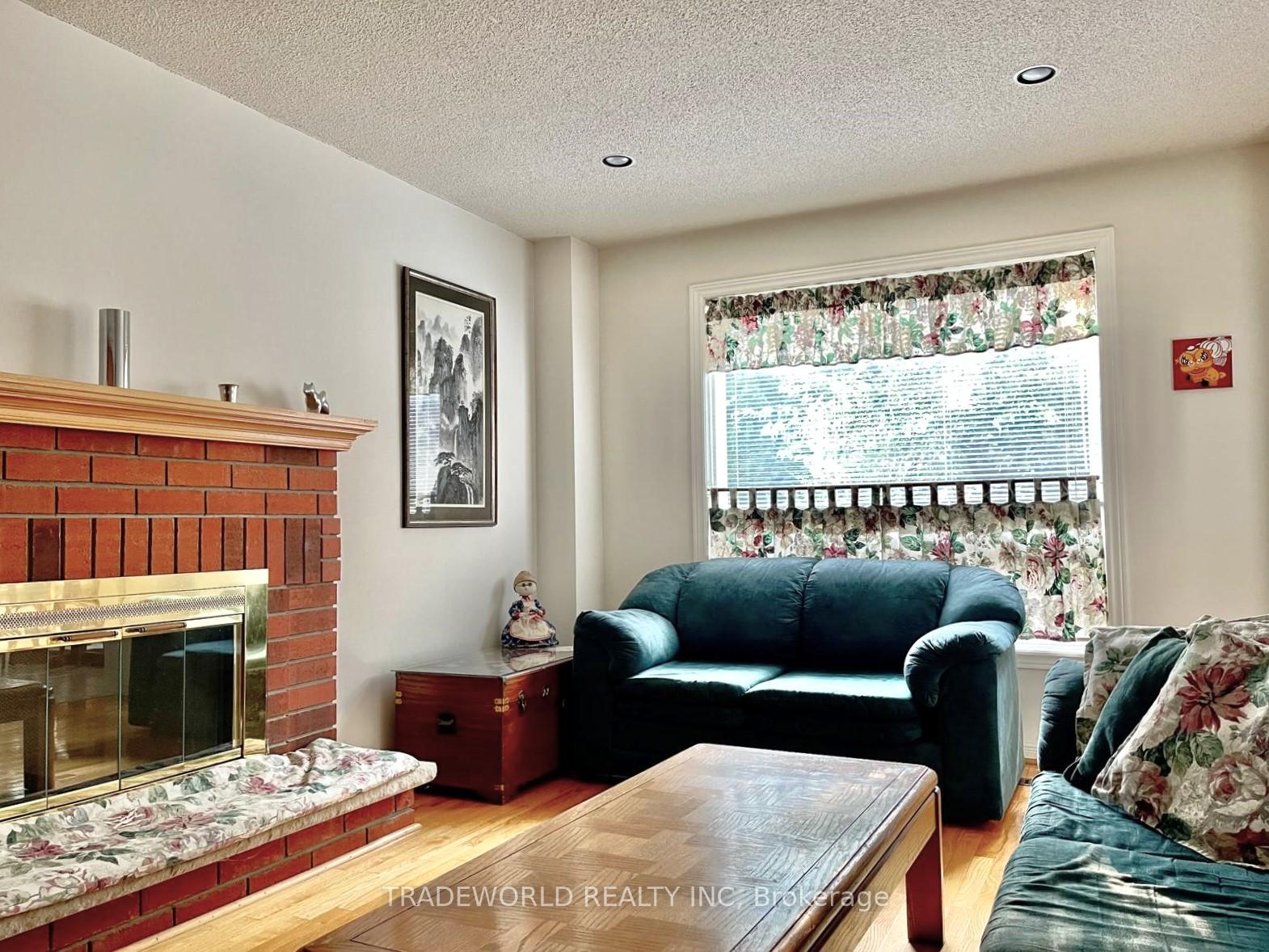 Photo 3 of 292 Green Lane, Markham, Thornhill — HOMEH