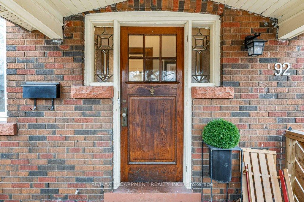 Photo 2 of 92 Graham Avenue S, Hamilton, Delta — HOMEH