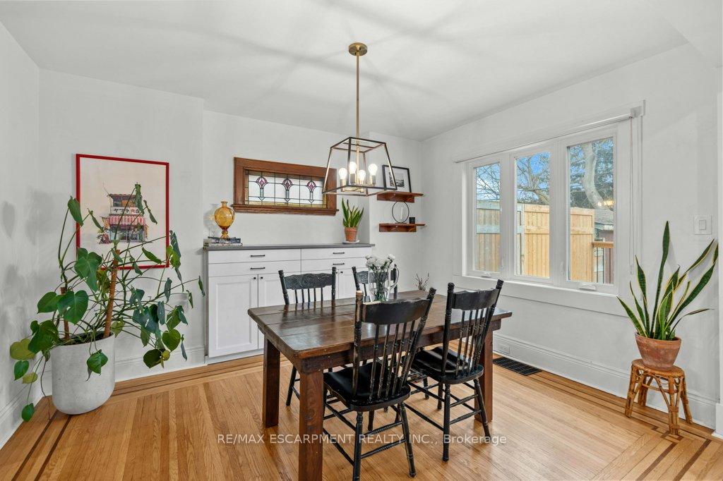 Photo 11 of 92 Graham Avenue S, Hamilton, Delta — HOMEH