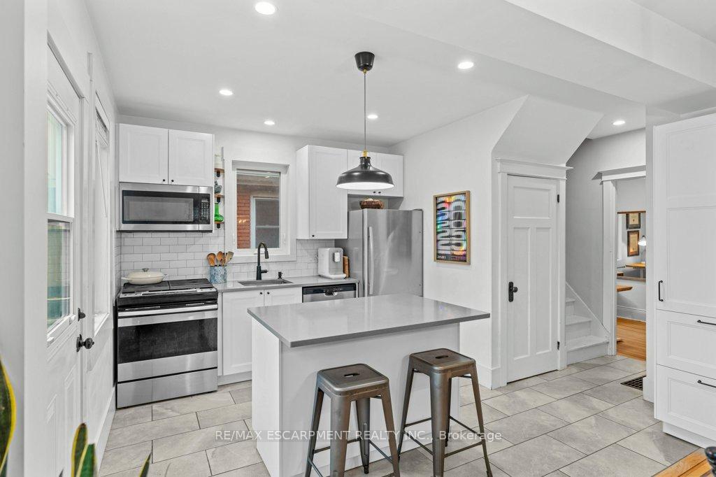 Photo 8 of 92 Graham Avenue S, Hamilton, Delta — HOMEH