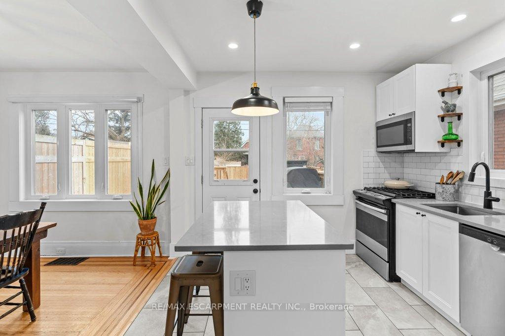 Photo 16 of 92 Graham Avenue S, Hamilton, Delta — HOMEH