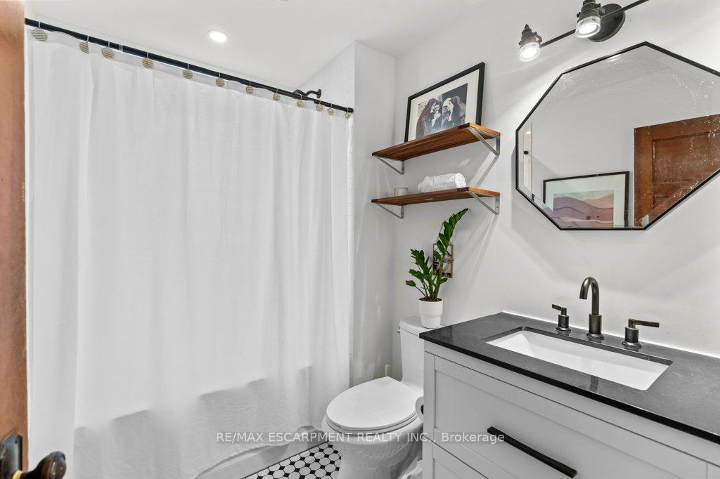 Photo 21 of 92 Graham Avenue S, Hamilton, Delta — HOMEH
