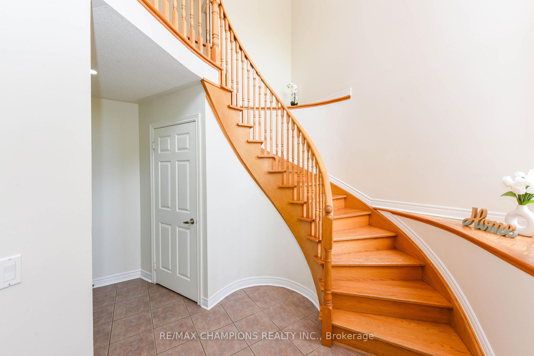 Photo 3 of 30 Forest Gate Avenue N, Caledon, Bolton North — HOMEH
