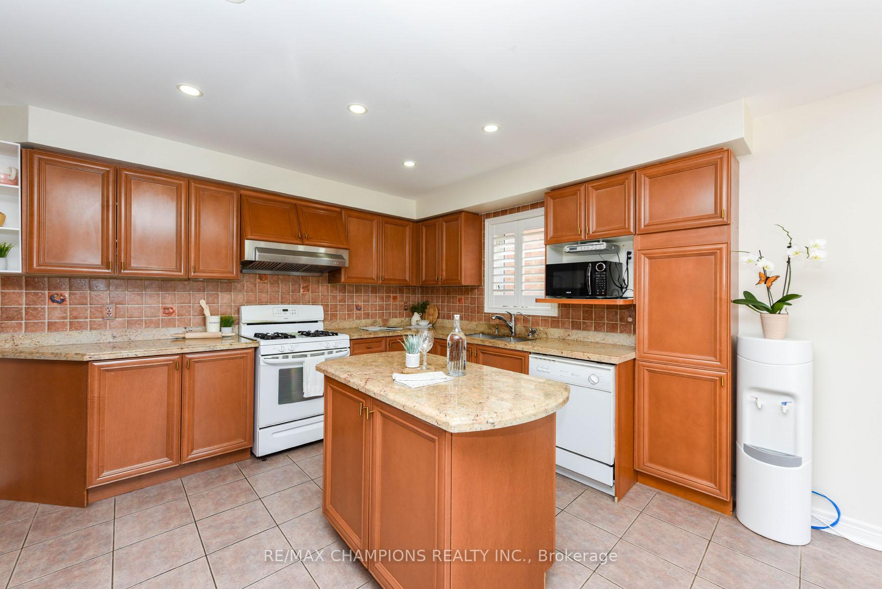 Photo 10 of 30 Forest Gate Avenue N, Caledon, Bolton North — HOMEH