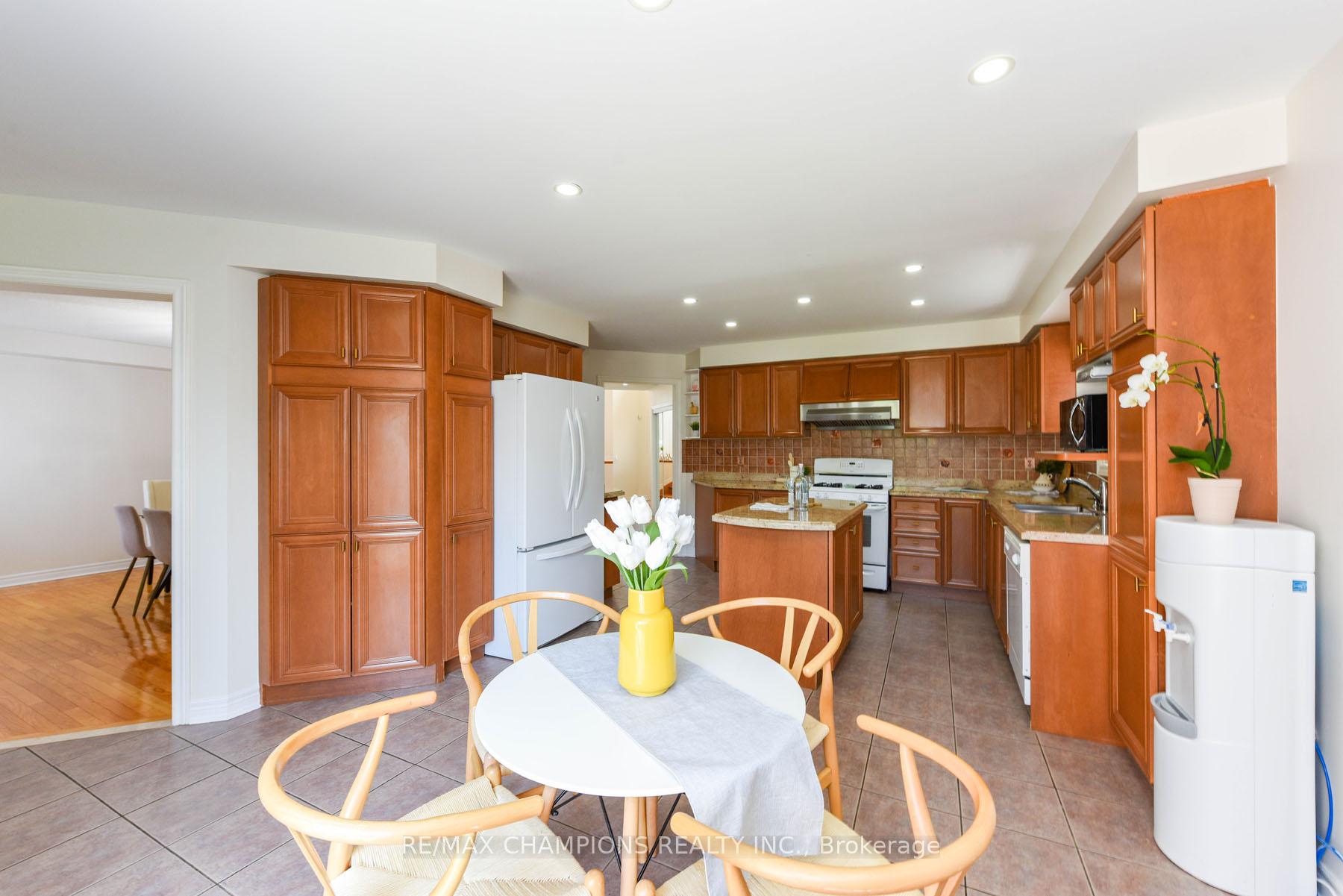 Photo 13 of 30 Forest Gate Avenue N, Caledon, Bolton North — HOMEH