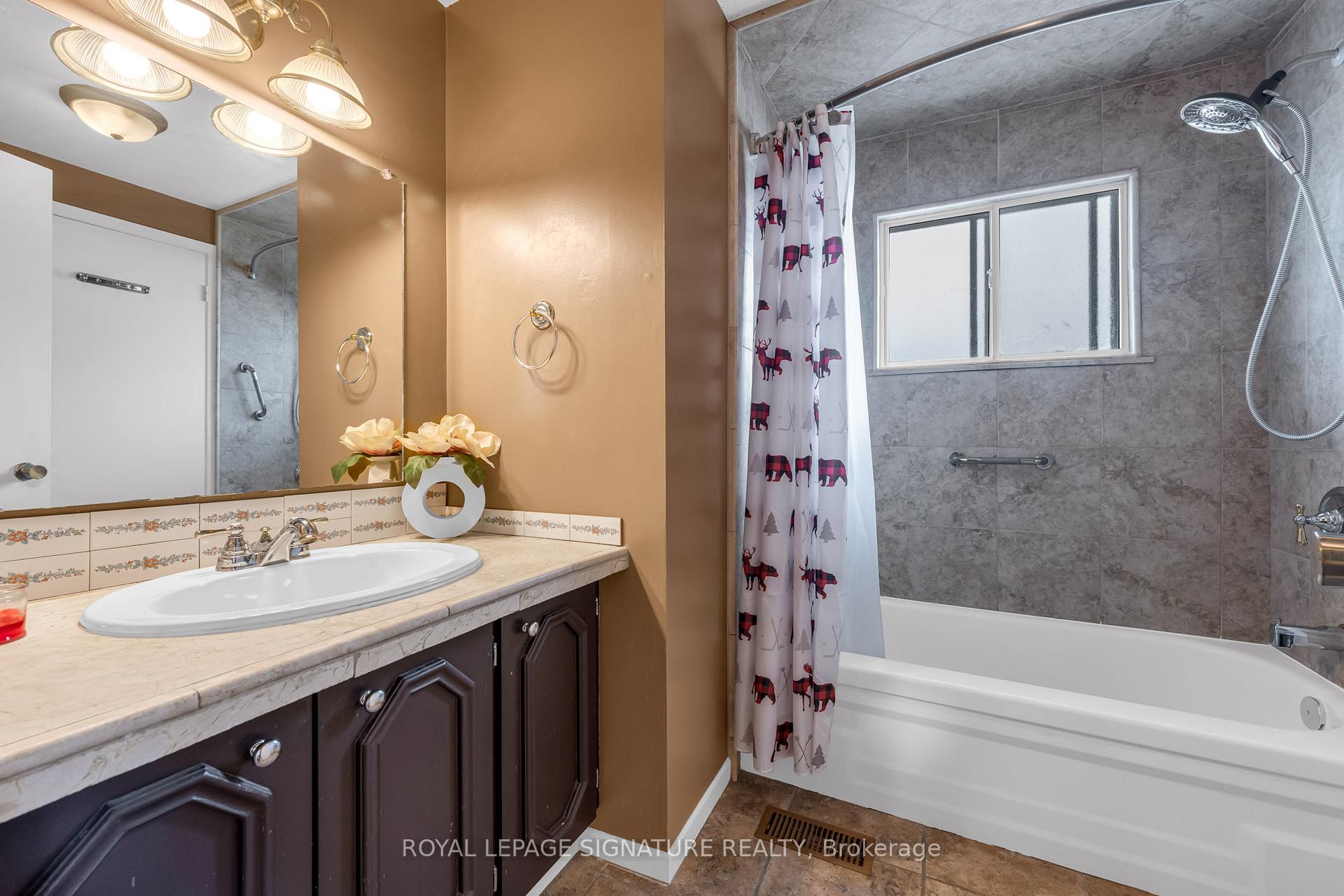 Photo 13 of 62 Adis Avenue, Hamilton, Gurnett — HOMEH
