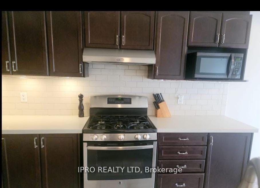 Photo 3 of 39 Waterbridge Street, Hamilton, Stoney Creek — HOMEH