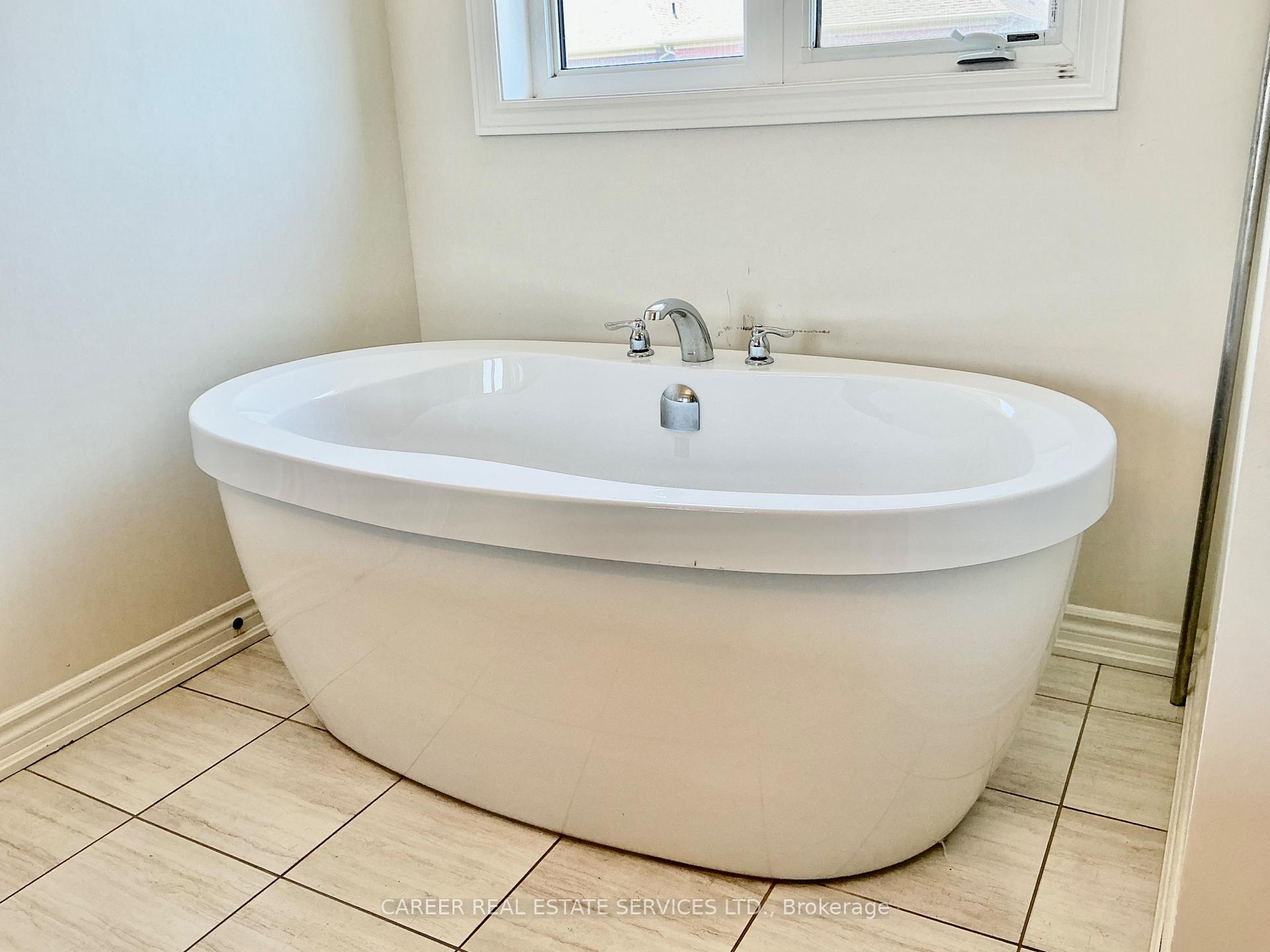 Photo 20 of 172 Ronald Hooper Avenue, Clarington, Bowmanville — HOMEH