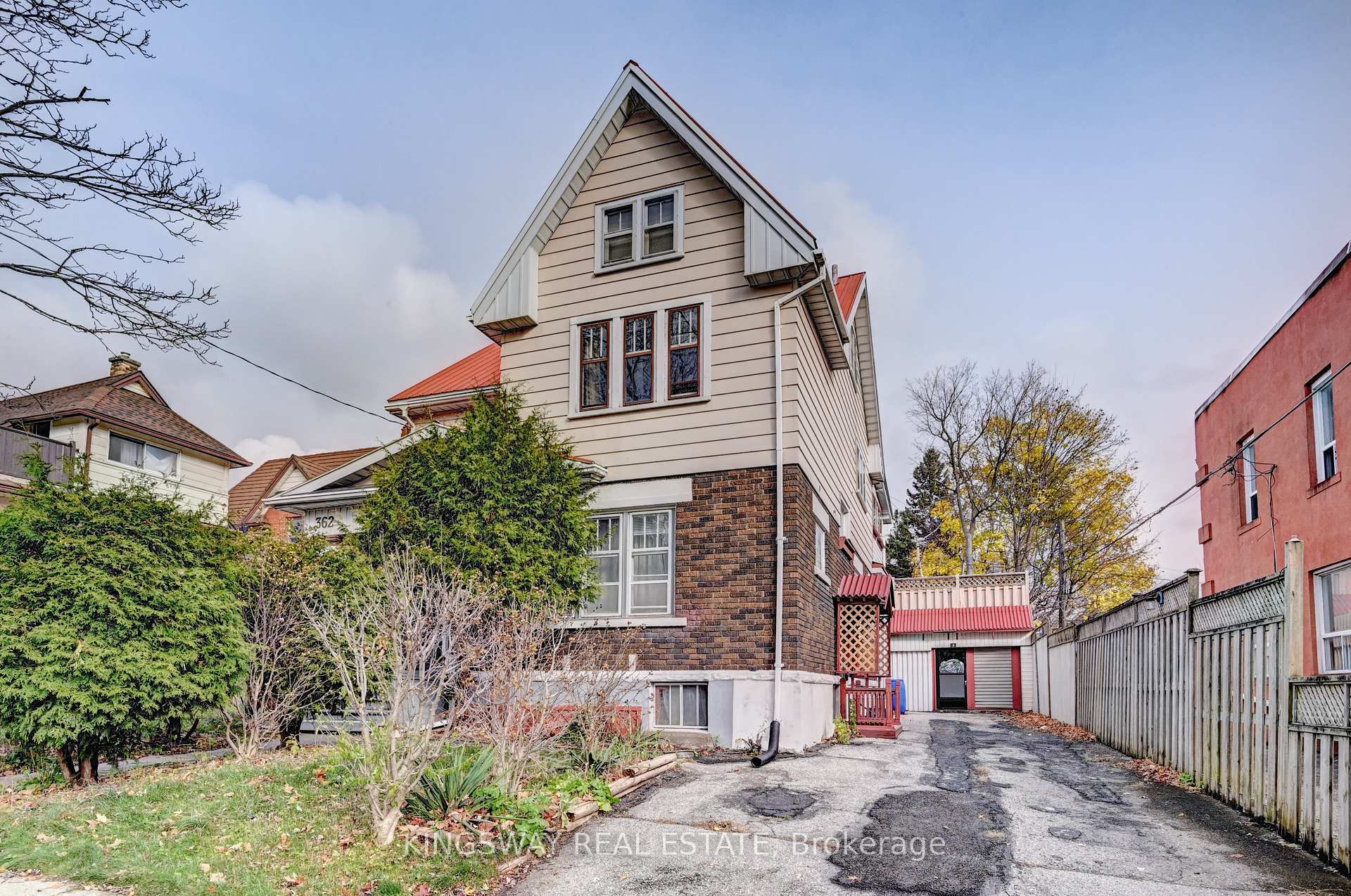 Front of 362 Duke Street W