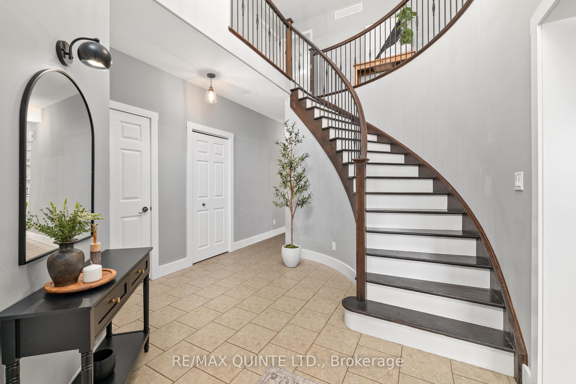 Photo 3 of 16 Erindale Circle, Belleville, Thurlow Ward — HOMEH