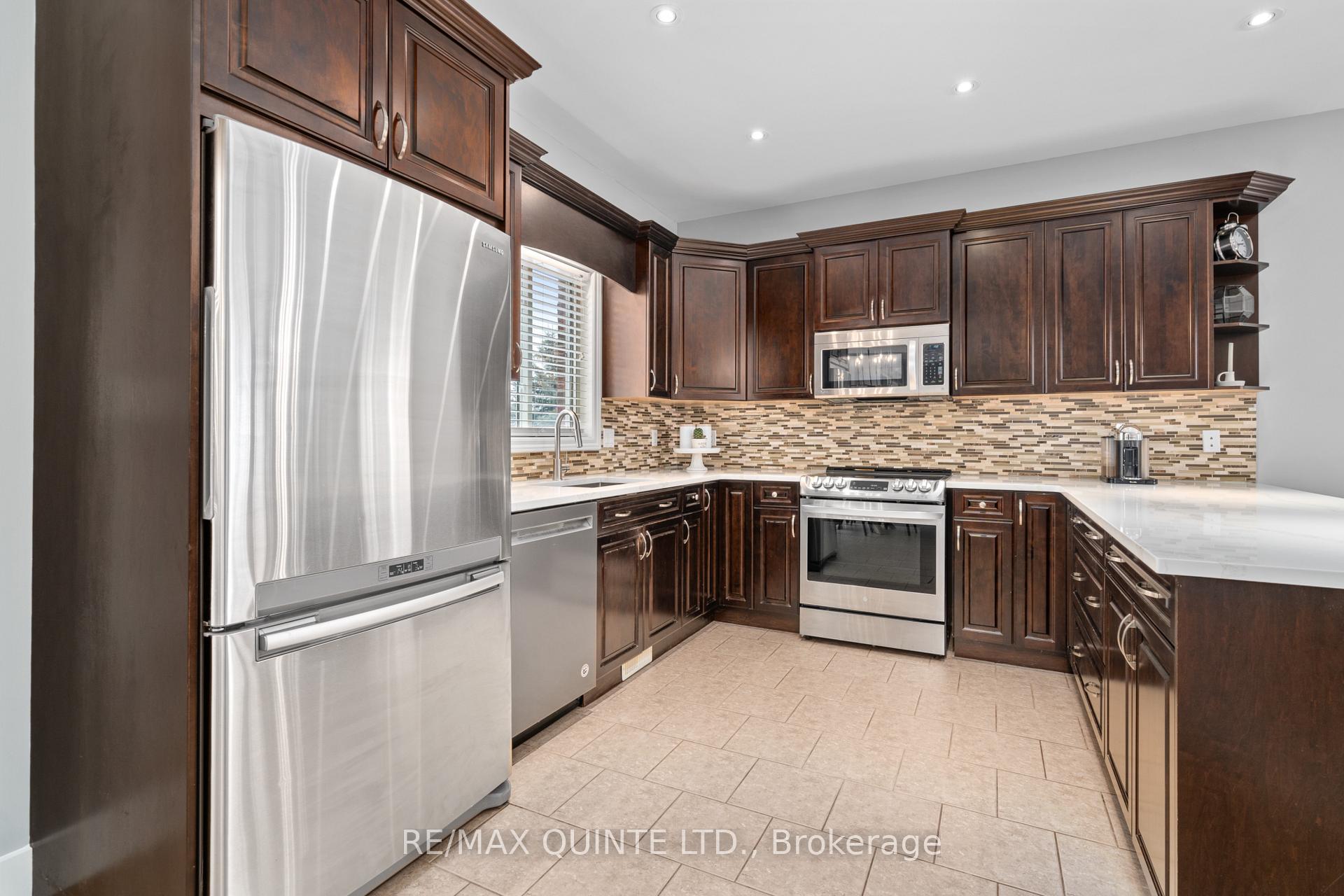 Photo 10 of 16 Erindale Circle, Belleville, Thurlow Ward — HOMEH