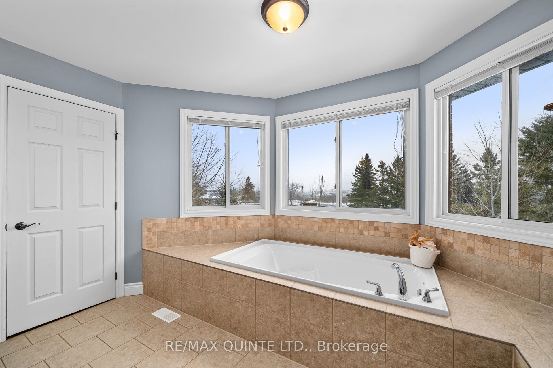 Photo 23 of 16 Erindale Circle, Belleville, Thurlow Ward — HOMEH