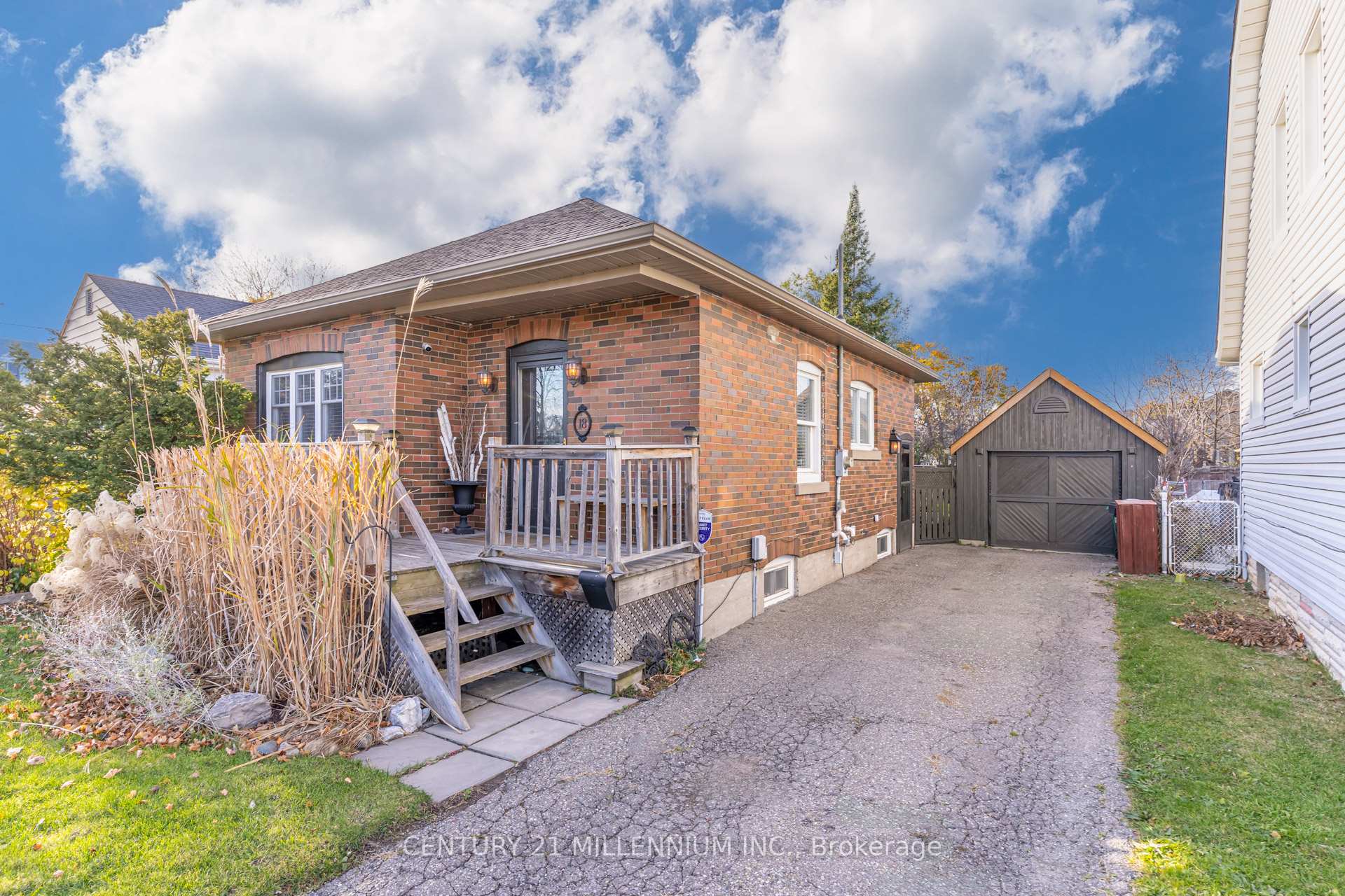 Photo 2 of 18 Royce Avenue, Brampton, Downtown Brampton — HOMEH