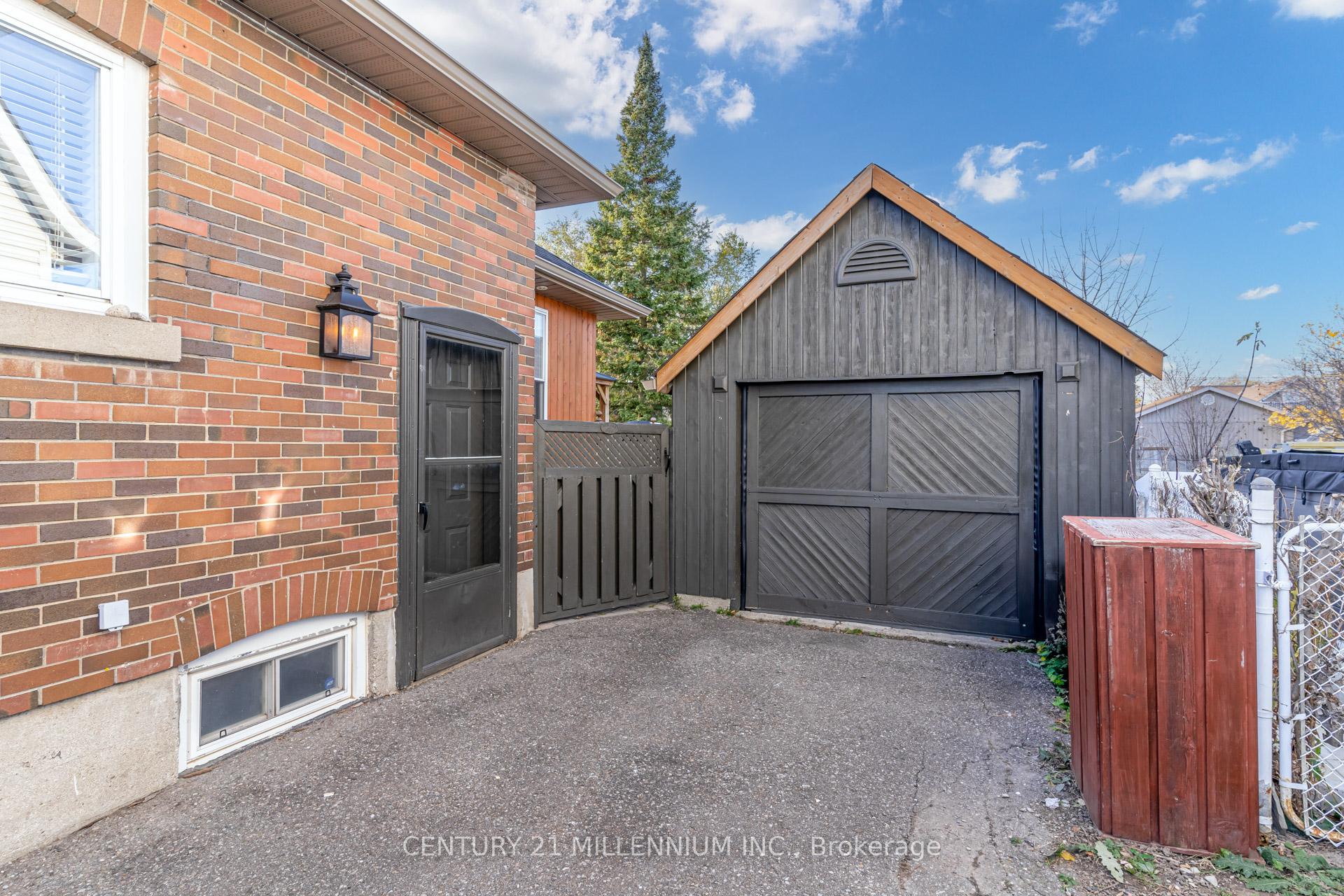Photo 3 of 18 Royce Avenue, Brampton, Downtown Brampton — HOMEH