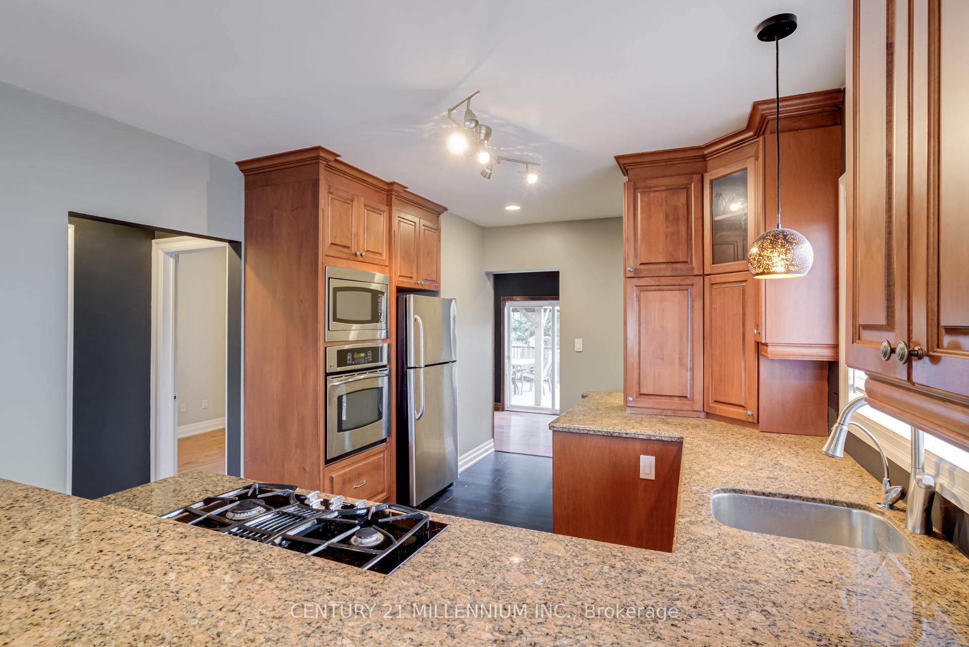 Photo 12 of 18 Royce Avenue, Brampton, Downtown Brampton — HOMEH
