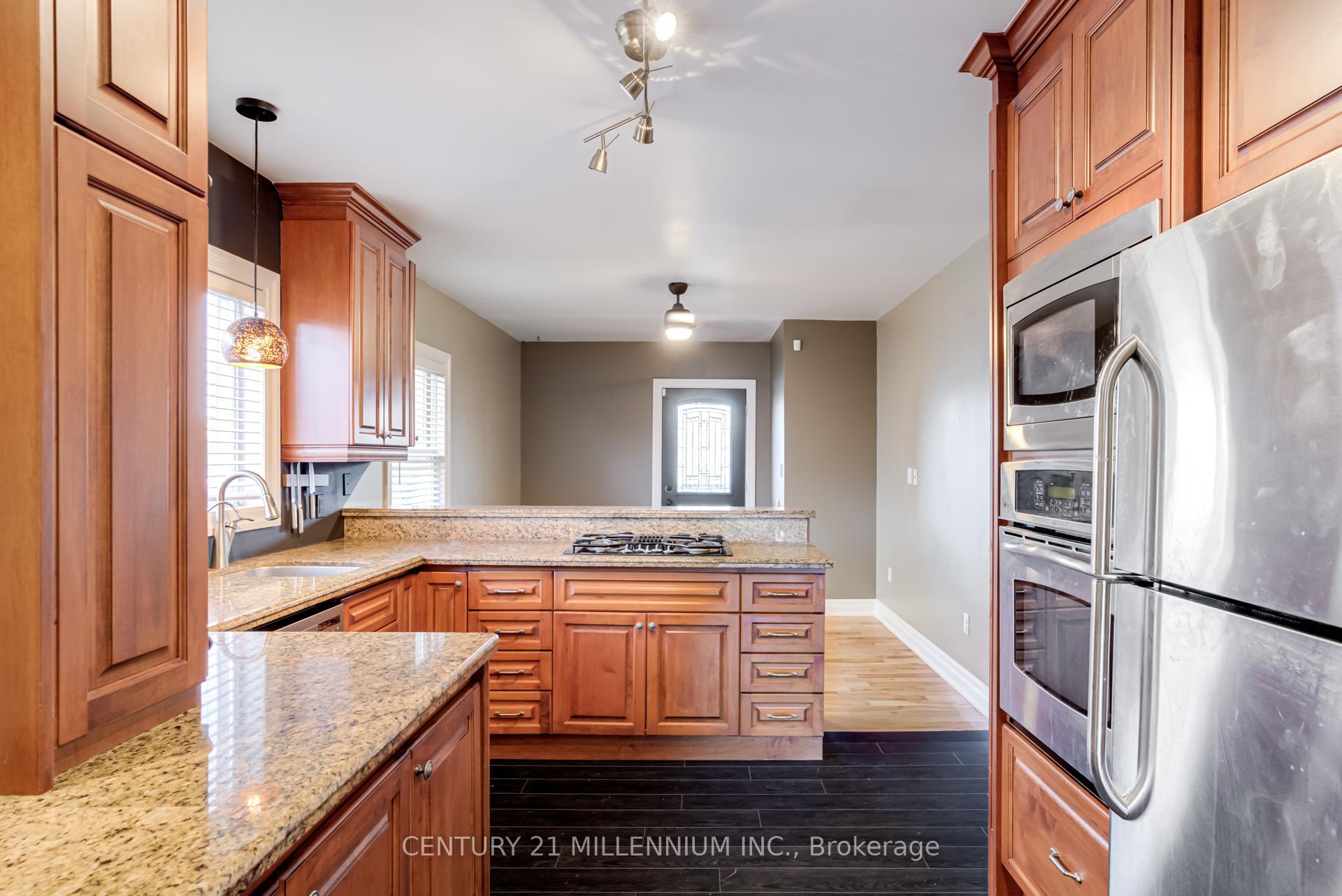 Photo 10 of 18 Royce Avenue, Brampton, Downtown Brampton — HOMEH