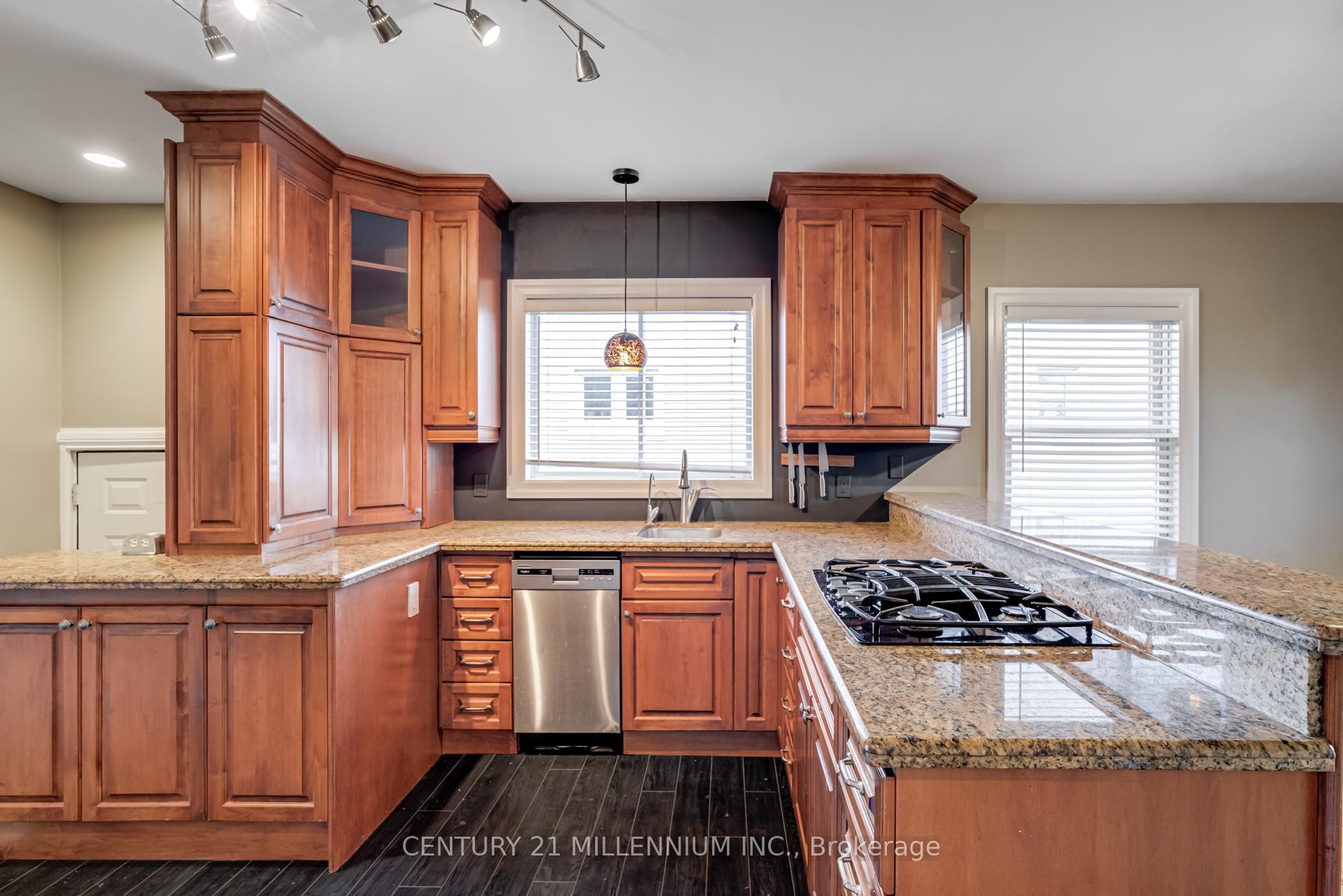 Photo 8 of 18 Royce Avenue, Brampton, Downtown Brampton — HOMEH
