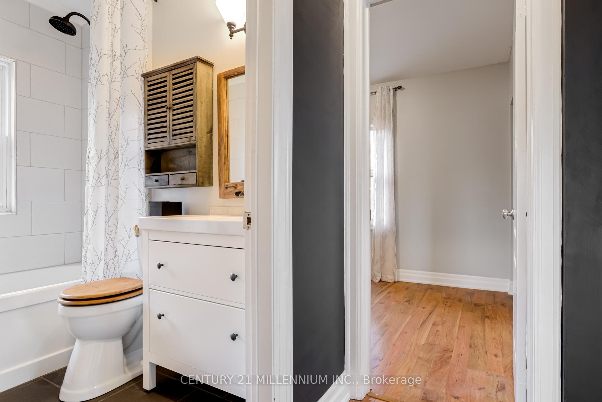 Photo 17 of 18 Royce Avenue, Brampton, Downtown Brampton — HOMEH