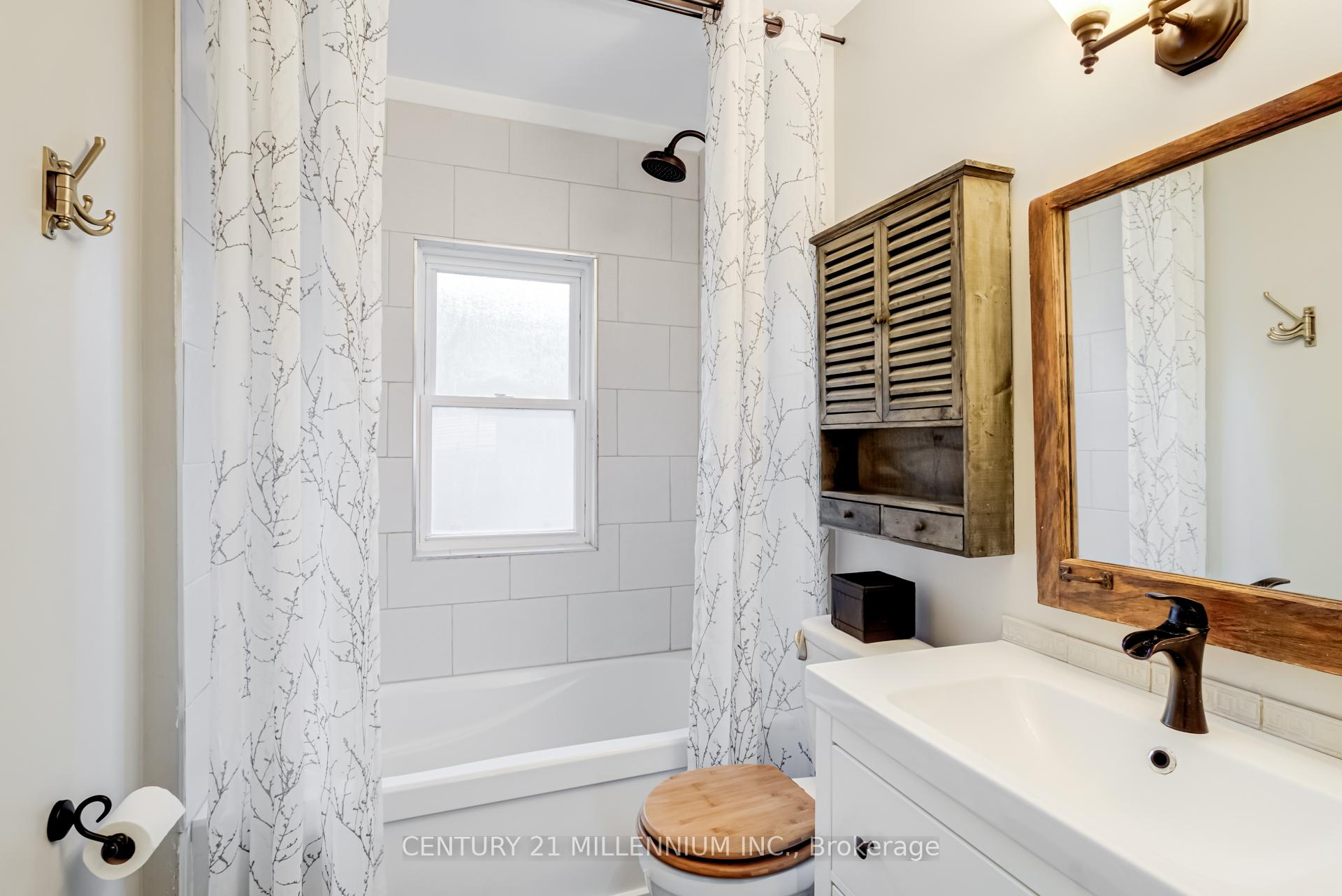 Photo 15 of 18 Royce Avenue, Brampton, Downtown Brampton — HOMEH