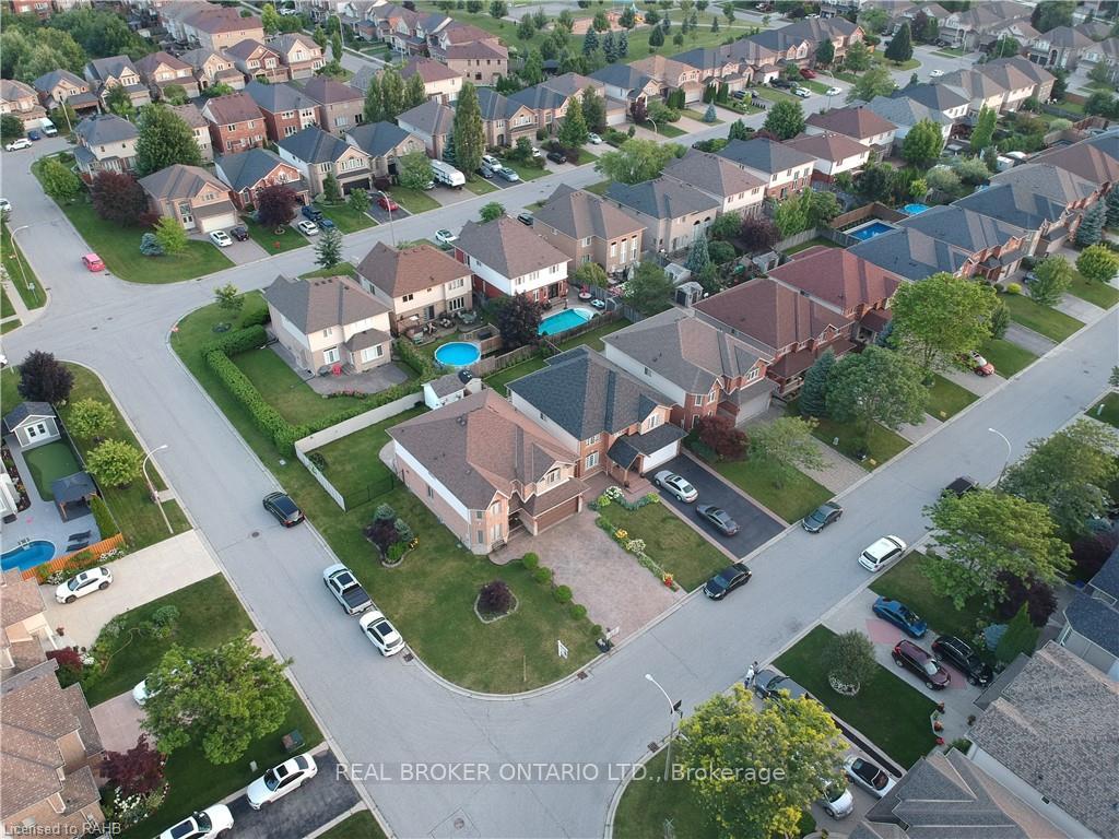 Photo 10 of 56 Bosworth Street, Hamilton, Meadowlands — HOMEH