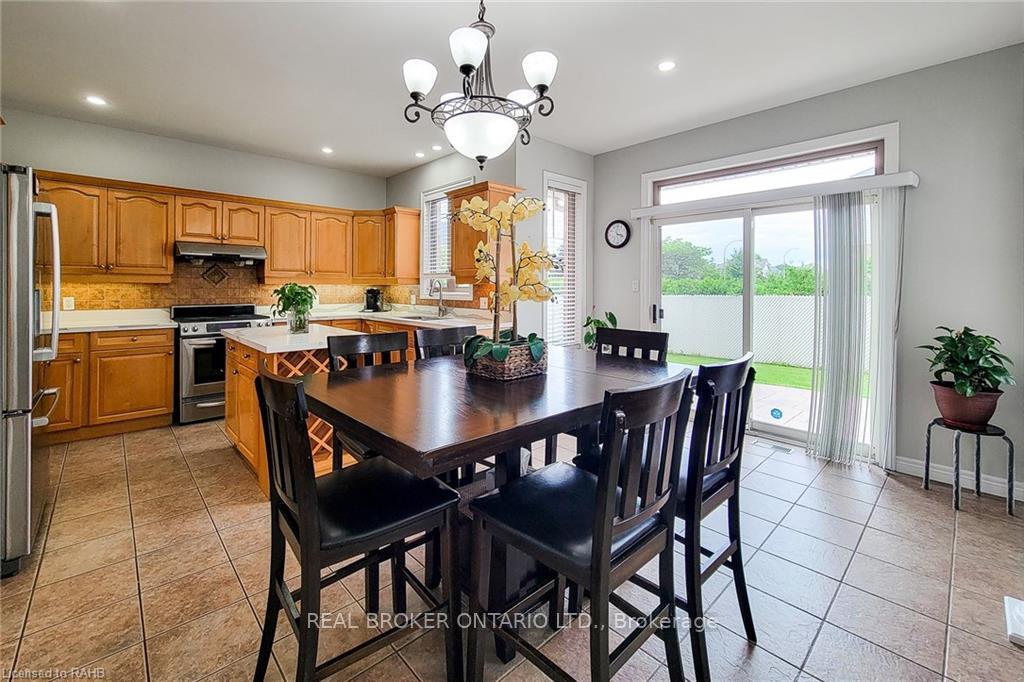 Photo 14 of 56 Bosworth Street, Hamilton, Meadowlands — HOMEH