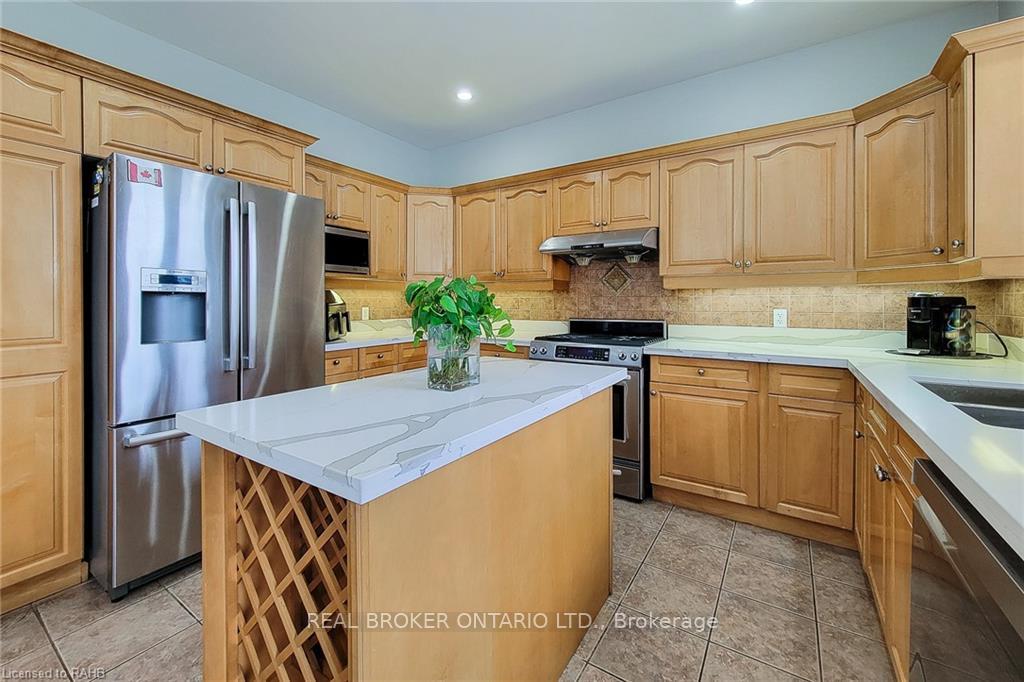 Photo 18 of 56 Bosworth Street, Hamilton, Meadowlands — HOMEH