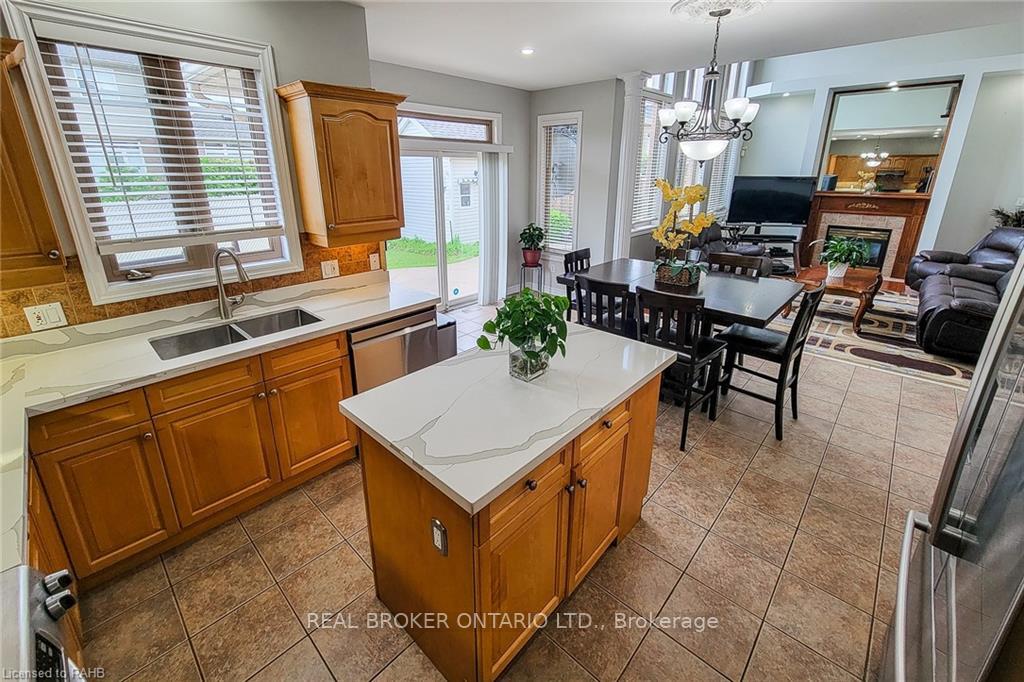 Photo 20 of 56 Bosworth Street, Hamilton, Meadowlands — HOMEH