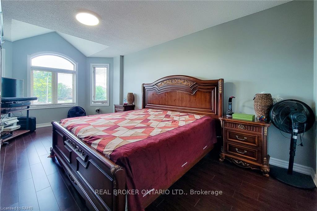 Photo 37 of 56 Bosworth Street, Hamilton, Meadowlands — HOMEH