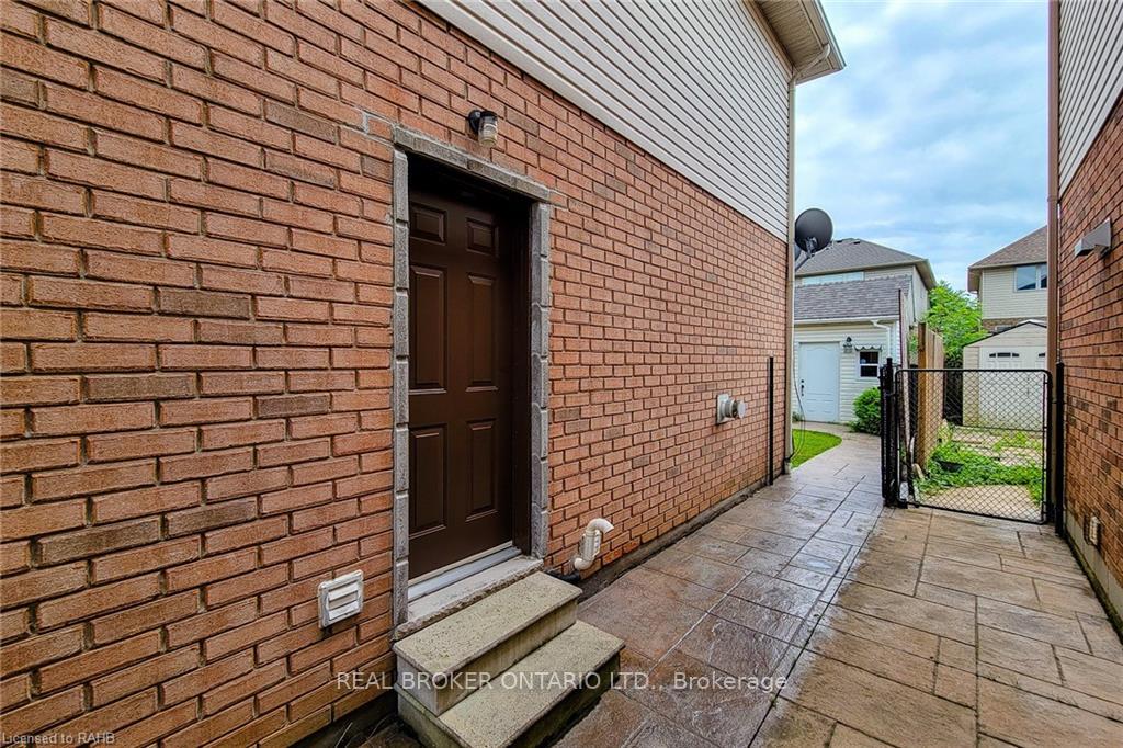Photo 31 of 56 Bosworth Street, Hamilton, Meadowlands — HOMEH