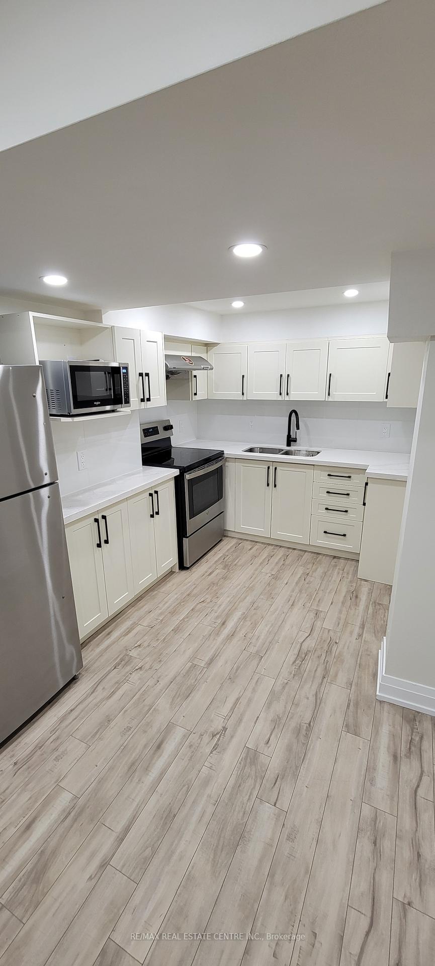 Photo 4 of 65 Lanark Circle, Brampton, Credit Valley — HOMEH