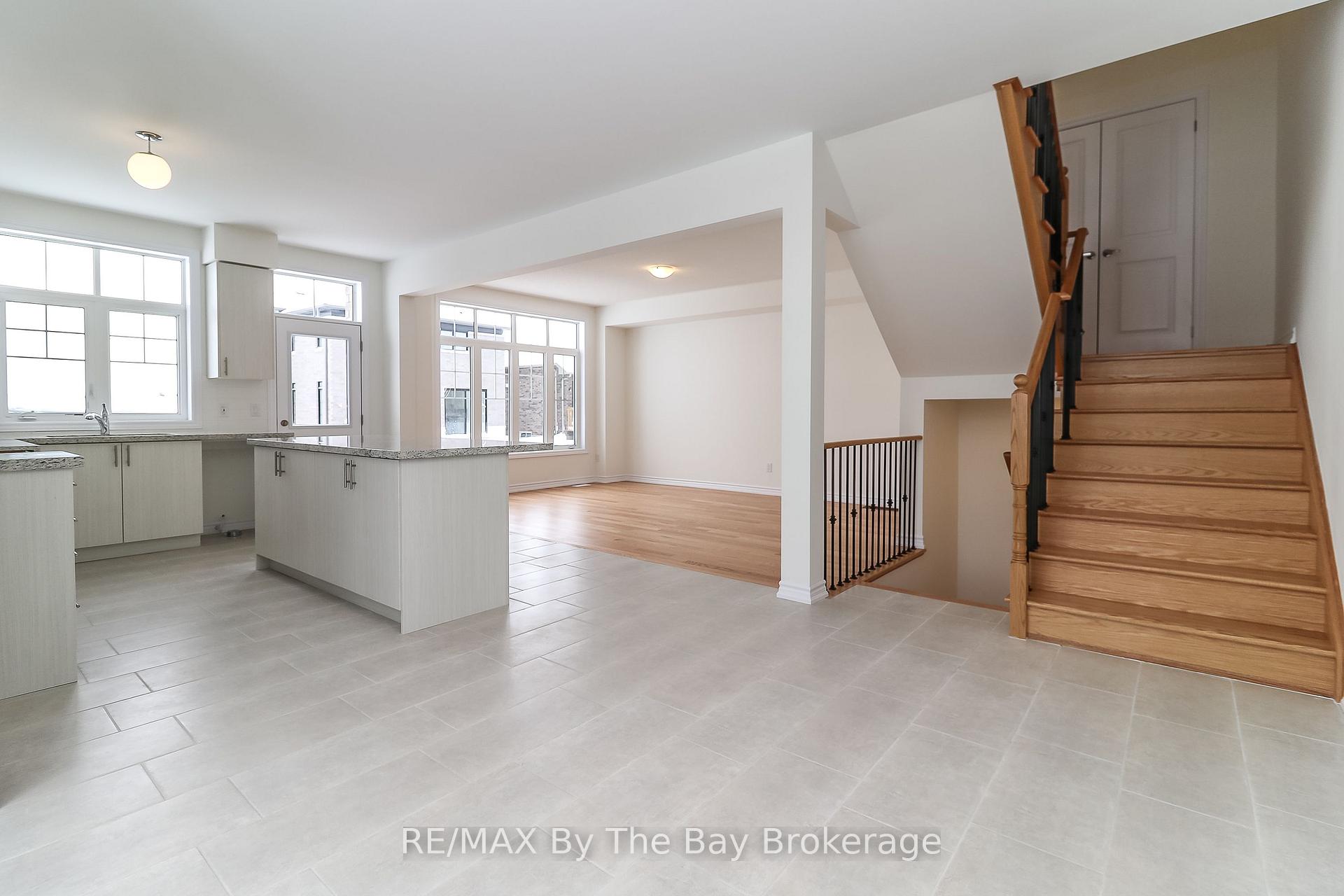 Photo 7 of 2 Federica Crescent, Wasaga Beach — HOMEH