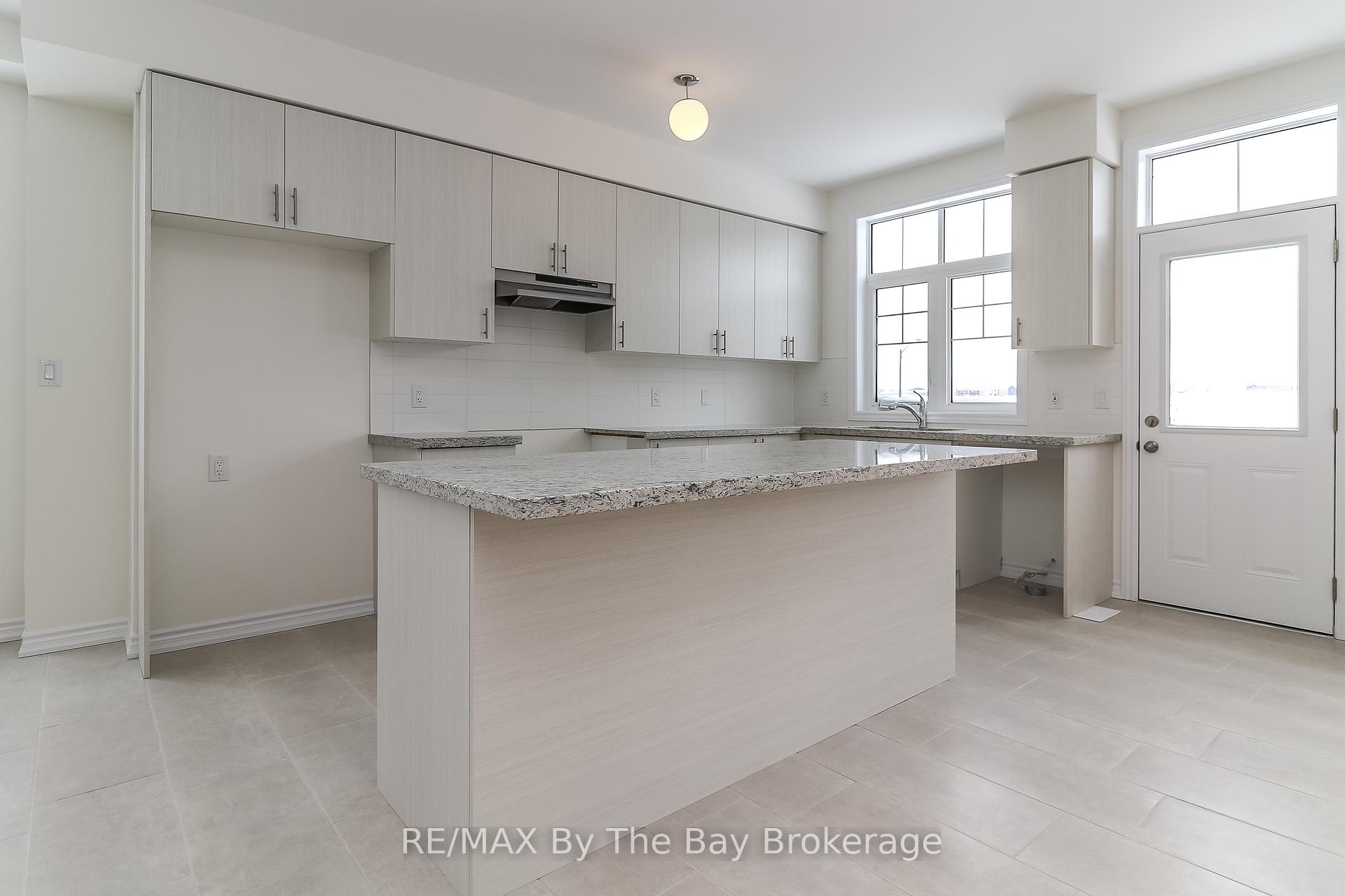 Photo 8 of 2 Federica Crescent, Wasaga Beach — HOMEH