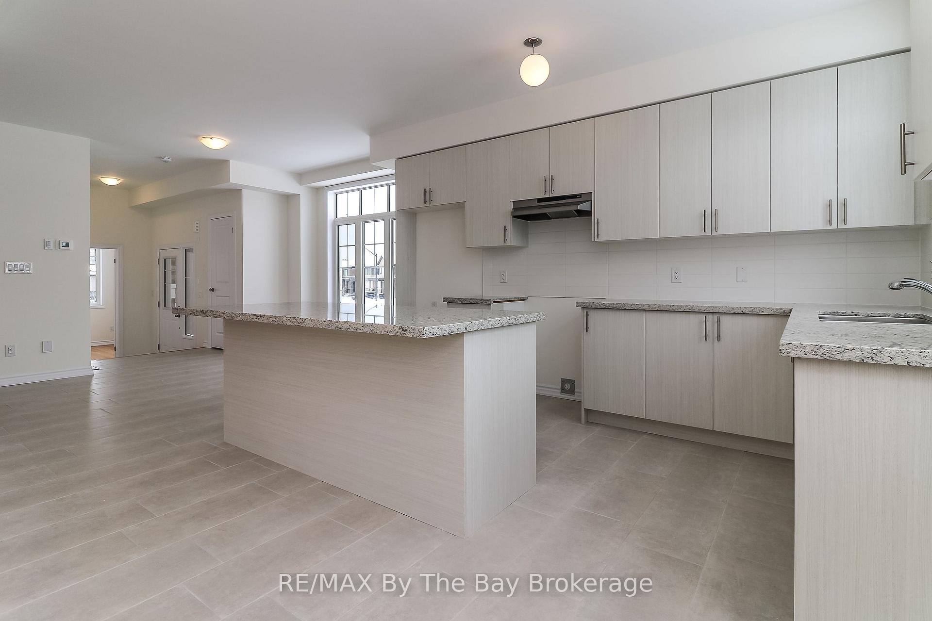 Photo 4 of 2 Federica Crescent, Wasaga Beach — HOMEH