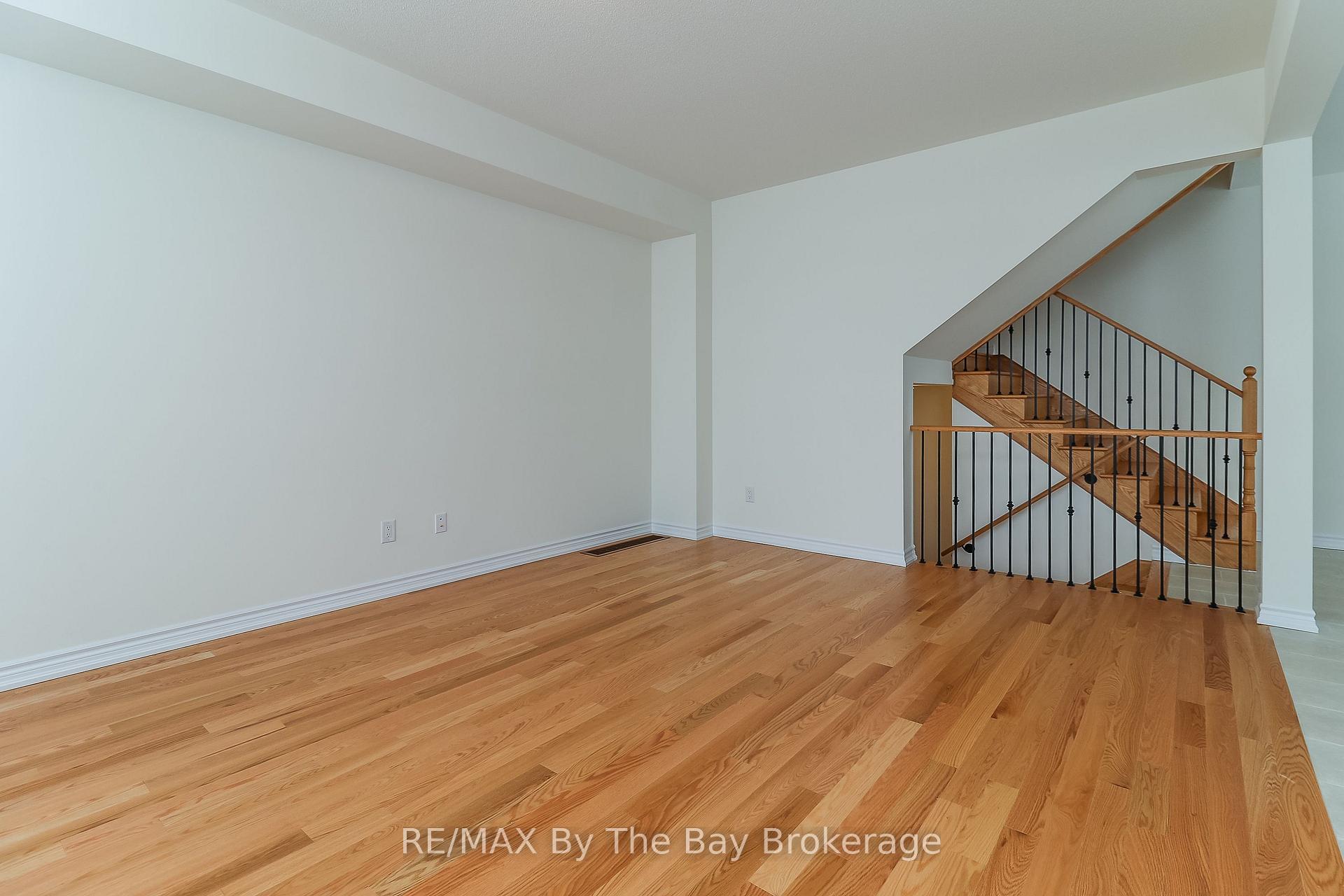 Photo 12 of 2 Federica Crescent, Wasaga Beach — HOMEH