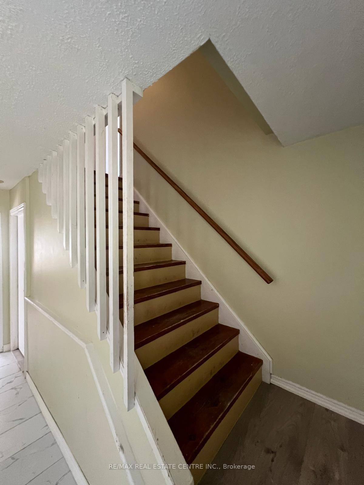 Photo 2 of 6 Frost Trail, Barrie, Letitia Heights — HOMEH