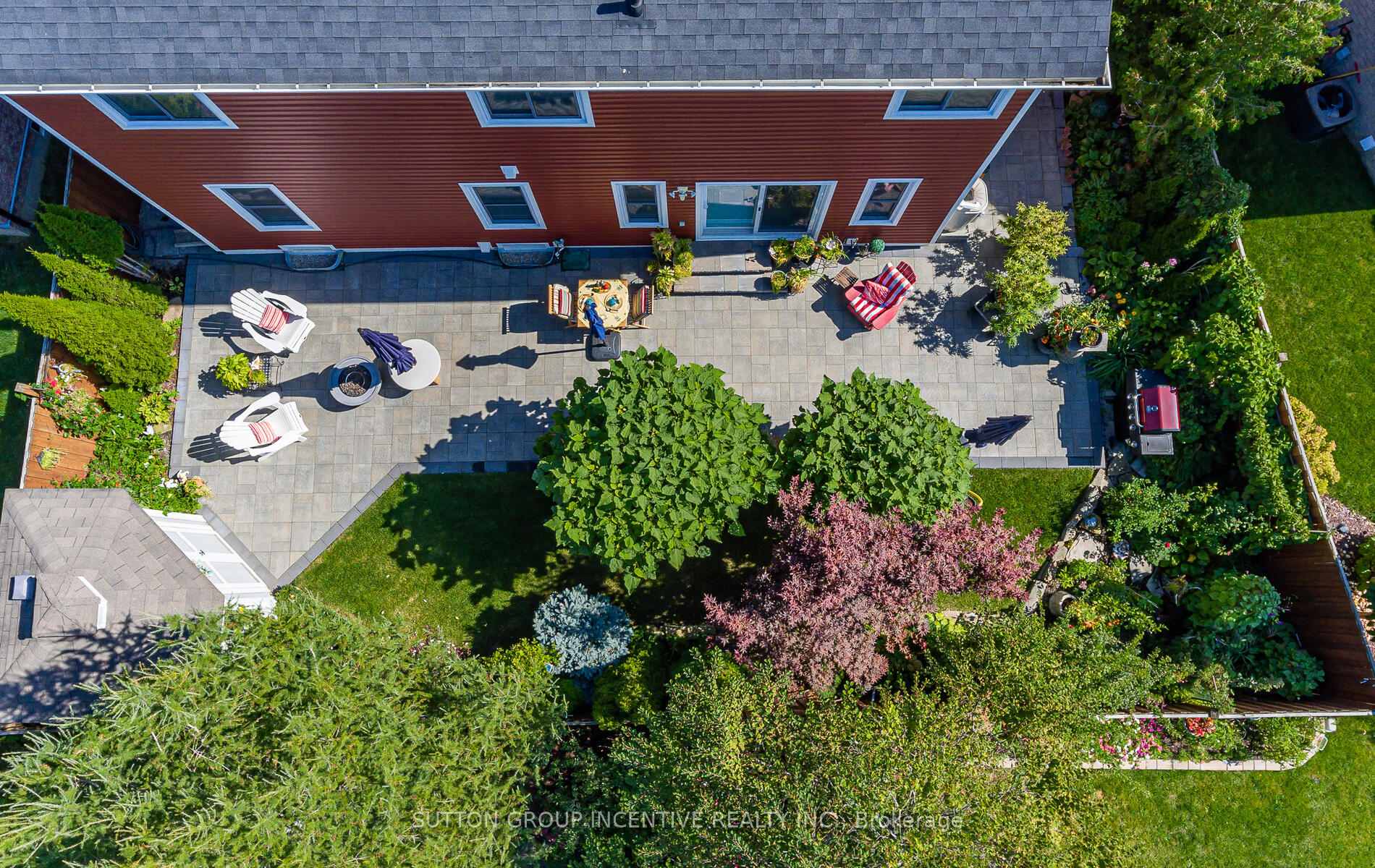 Photo 2 of 10 Saxon Road, Barrie, Innis-Shore — HOMEH