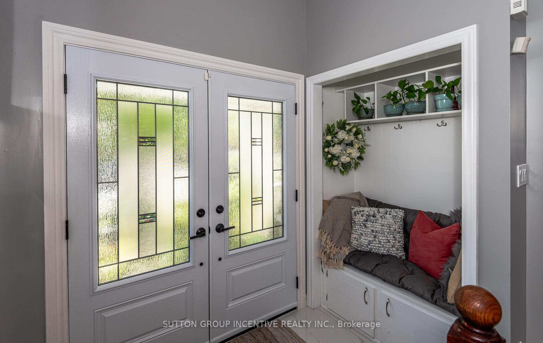 Photo 4 of 10 Saxon Road, Barrie, Innis-Shore — HOMEH