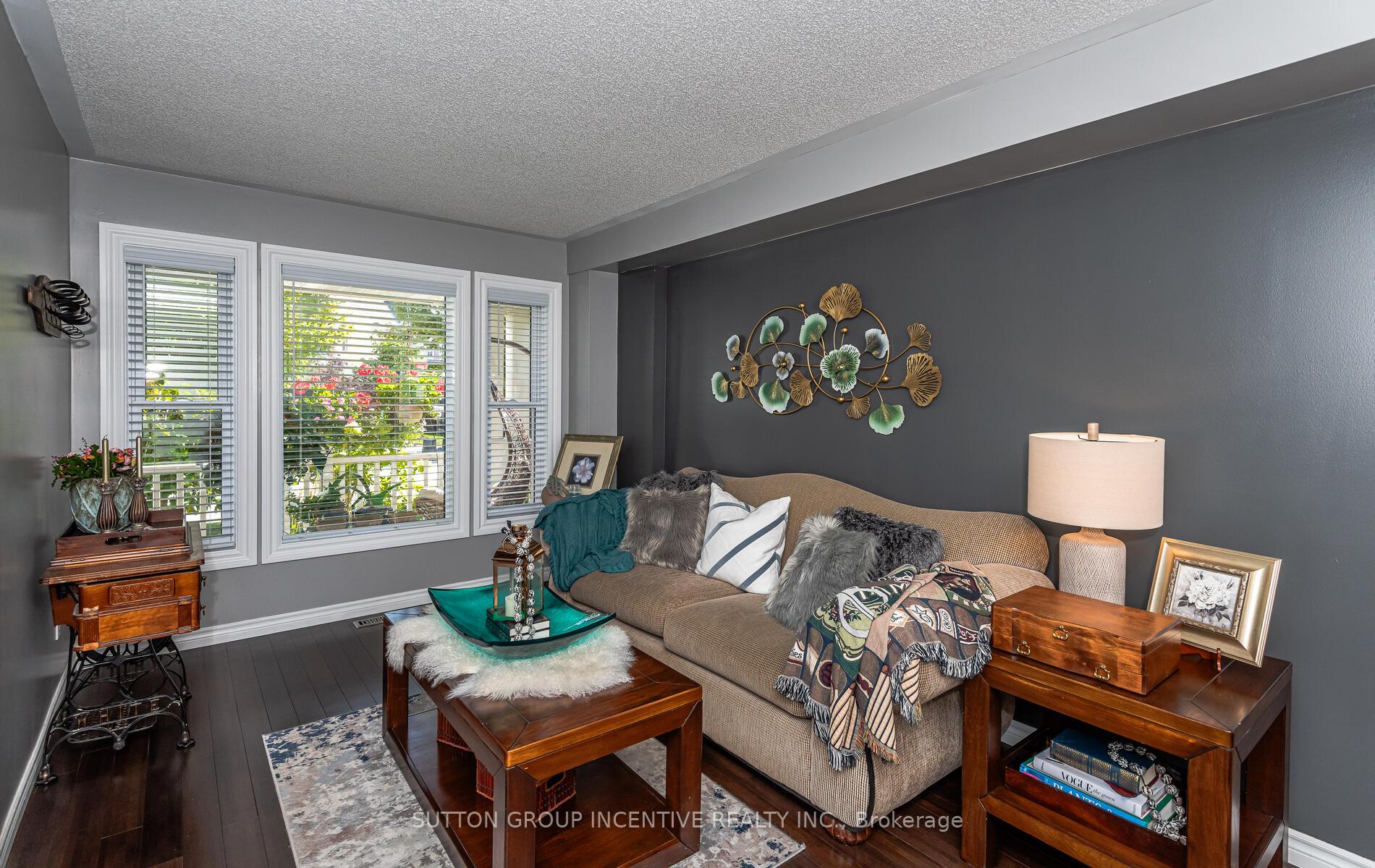 Photo 8 of 10 Saxon Road, Barrie, Innis-Shore — HOMEH