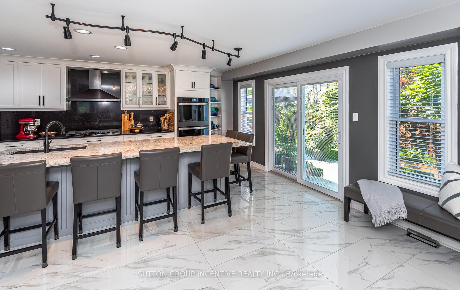 Photo 14 of 10 Saxon Road, Barrie, Innis-Shore — HOMEH