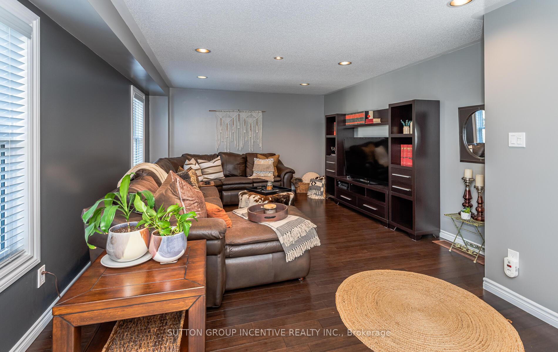 Photo 16 of 10 Saxon Road, Barrie, Innis-Shore — HOMEH
