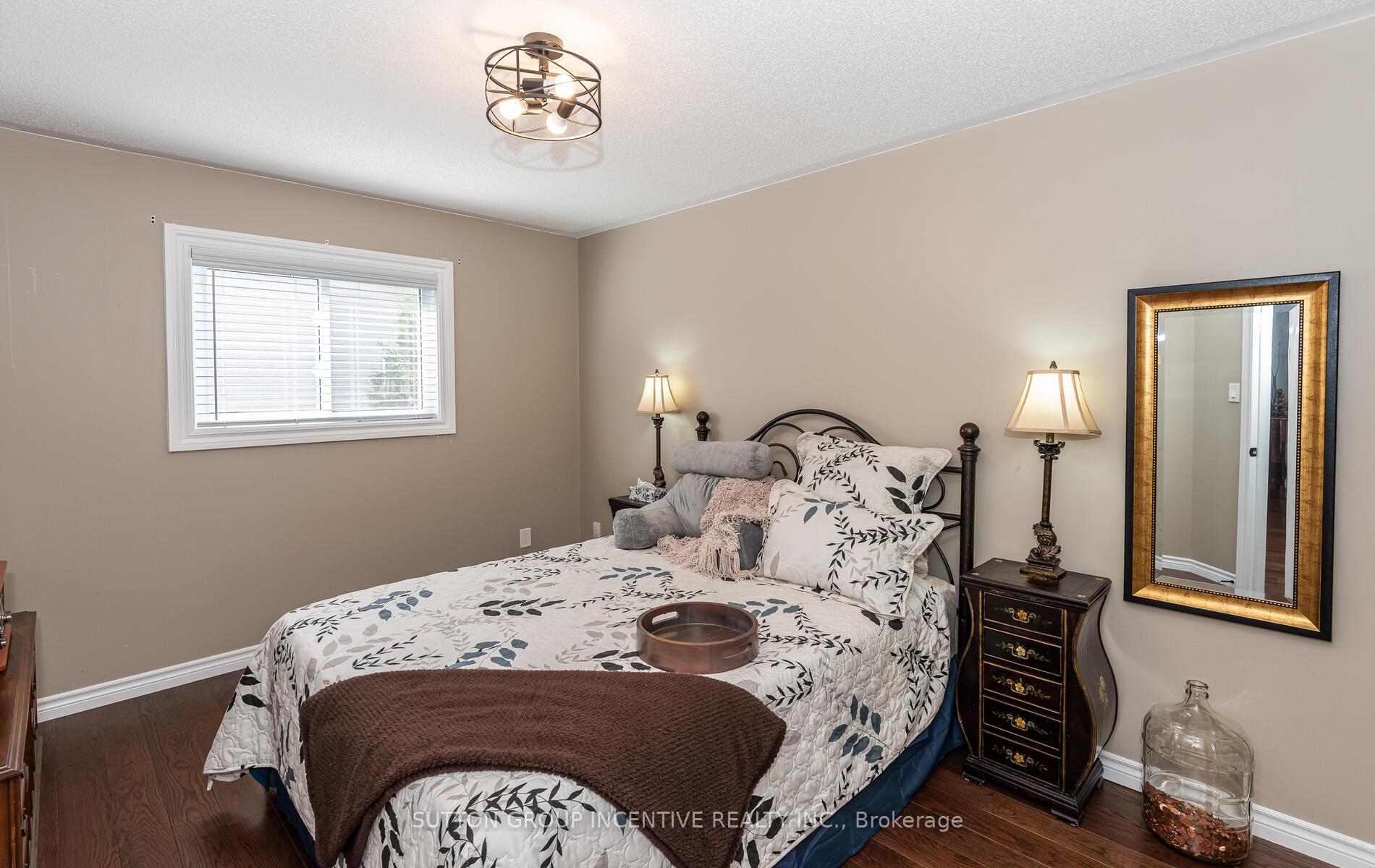 Photo 26 of 10 Saxon Road, Barrie, Innis-Shore — HOMEH