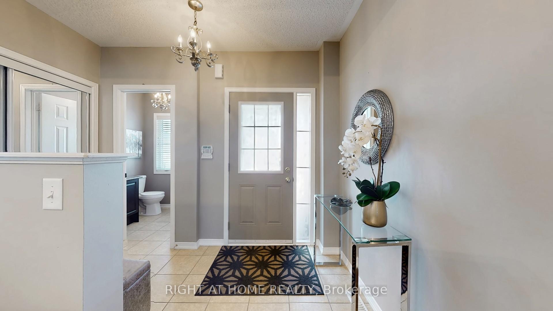 Photo 3 of 15 Wallwark Street, Aurora, Bayview Northeast — HOMEH