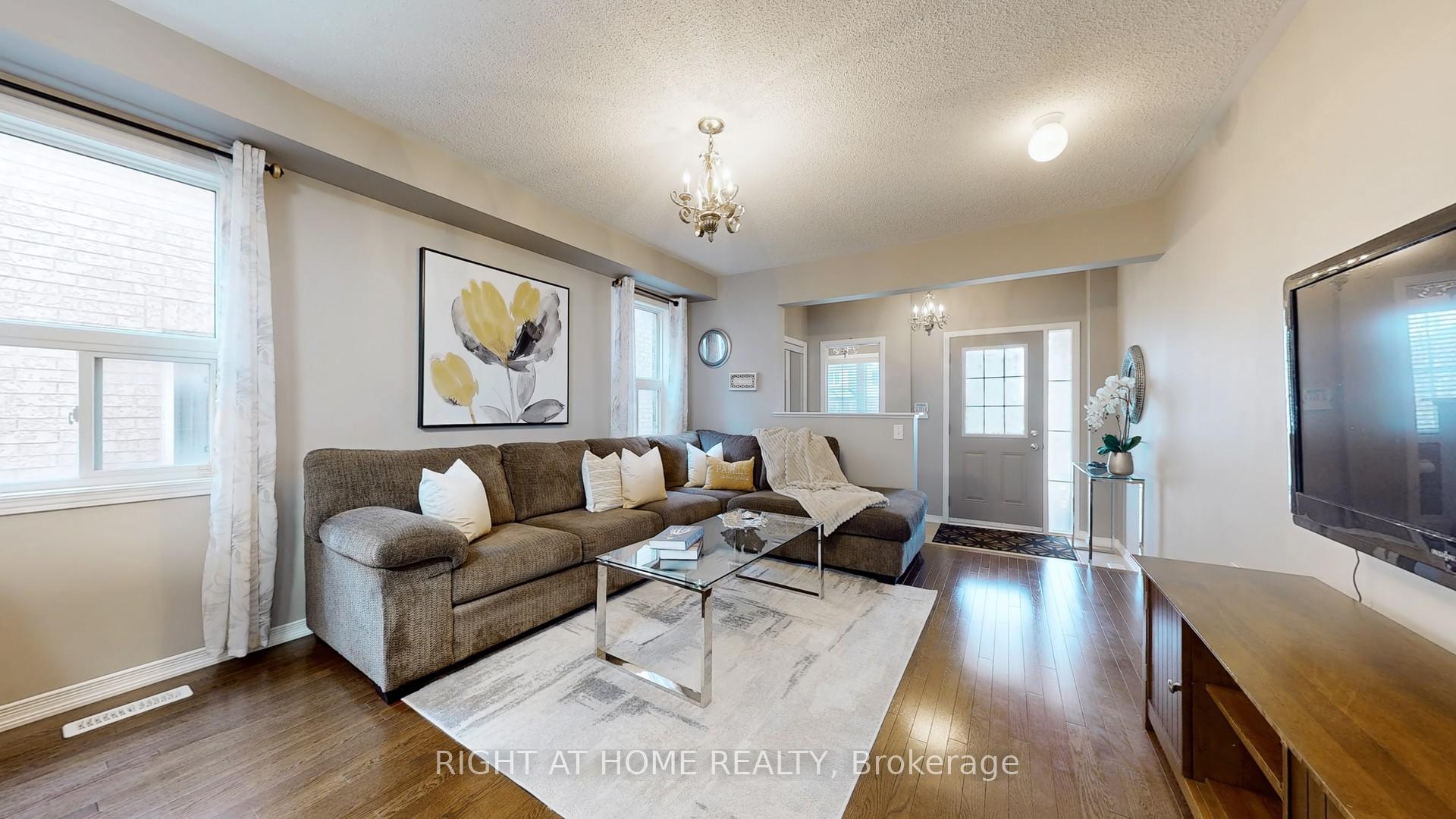 Photo 4 of 15 Wallwark Street, Aurora, Bayview Northeast — HOMEH
