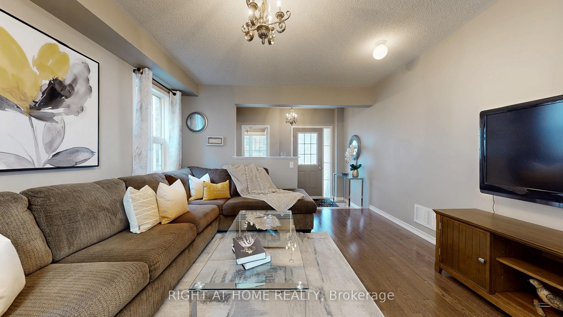 Photo 5 of 15 Wallwark Street, Aurora, Bayview Northeast — HOMEH