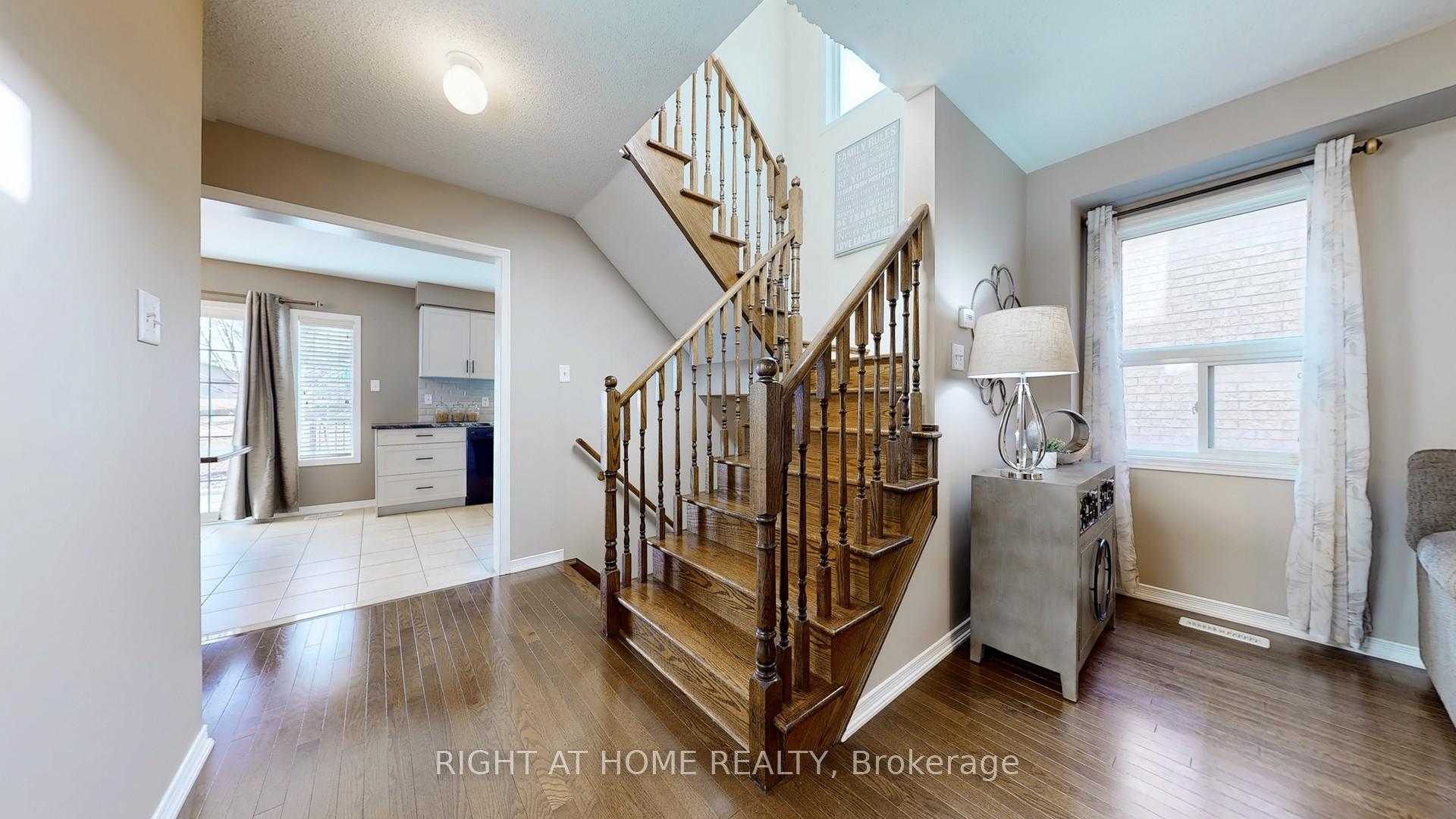 Photo 7 of 15 Wallwark Street, Aurora, Bayview Northeast — HOMEH