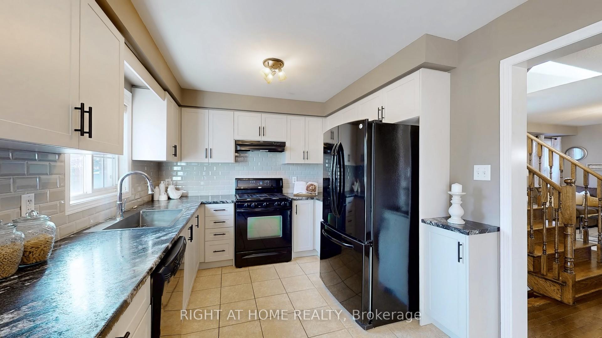 Photo 13 of 15 Wallwark Street, Aurora, Bayview Northeast — HOMEH