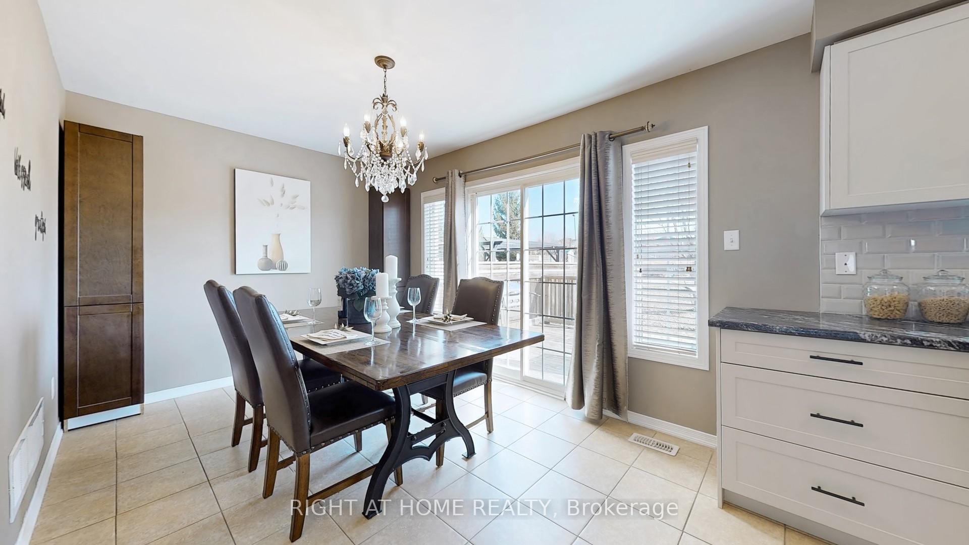 Photo 12 of 15 Wallwark Street, Aurora, Bayview Northeast — HOMEH