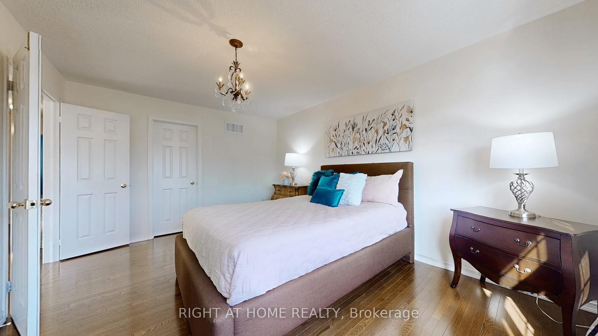 Photo 11 of 15 Wallwark Street, Aurora, Bayview Northeast — HOMEH